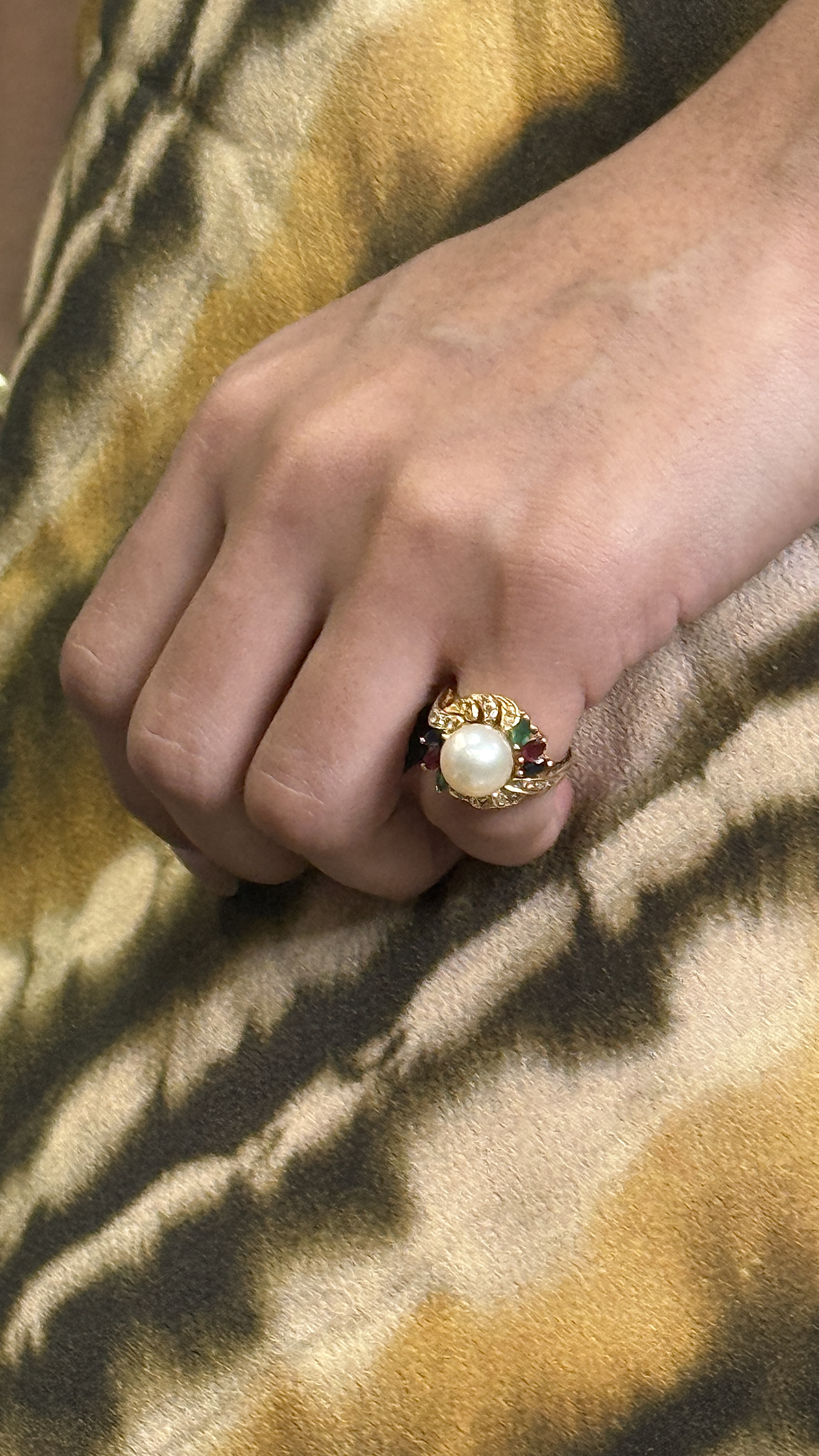 Anillo Oro 18kt 6.07g, Talla 4.5 Diamantes .20, Esmeraldas, Rubiess y Zafiros, Perla 9 mm