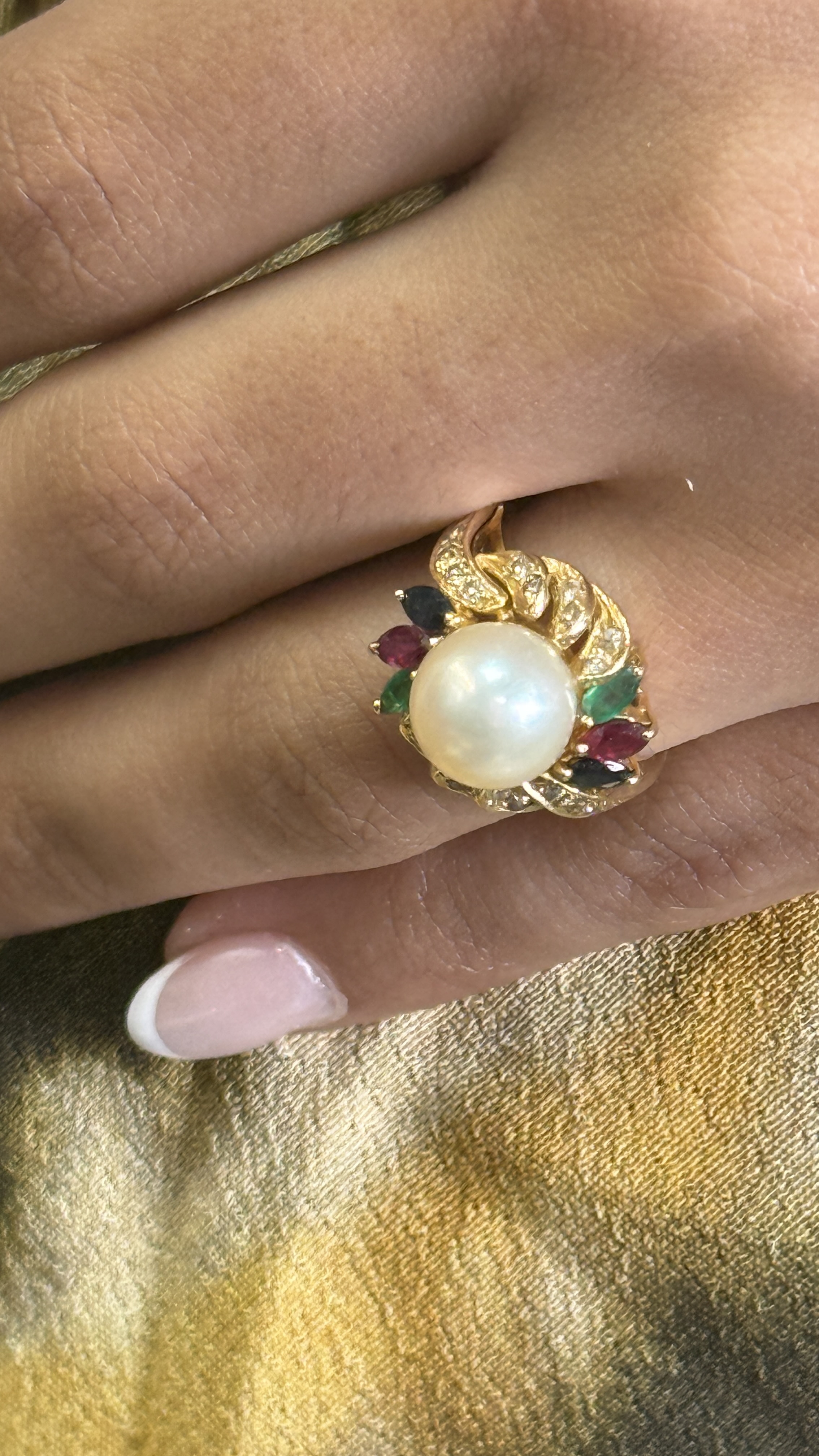 Anillo Oro 18kt 6.07g, Talla 4.5 Diamantes .20, Esmeraldas, Rubiess y Zafiros, Perla 9 mm