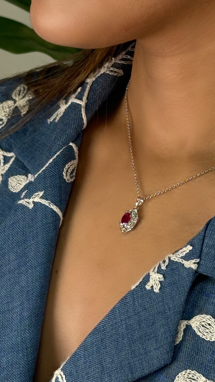 Dije Oro blanco 18kt 1.36g Baguette 0.25ct, Rubí Ovalado 1ct