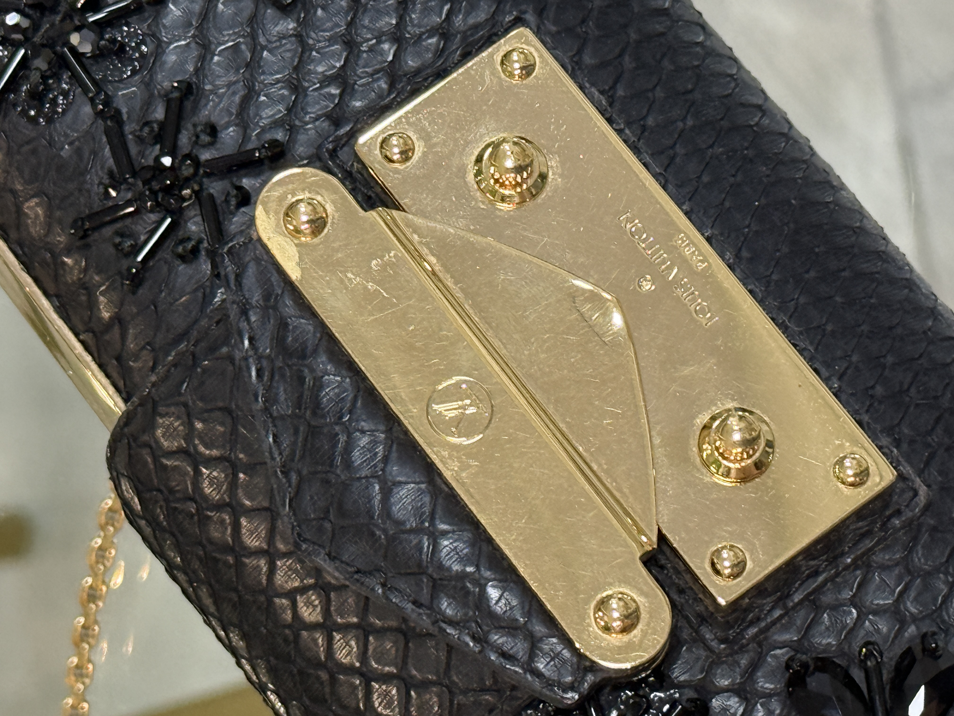 Louis Vuitton Minaudière de piel con aplicaciones 