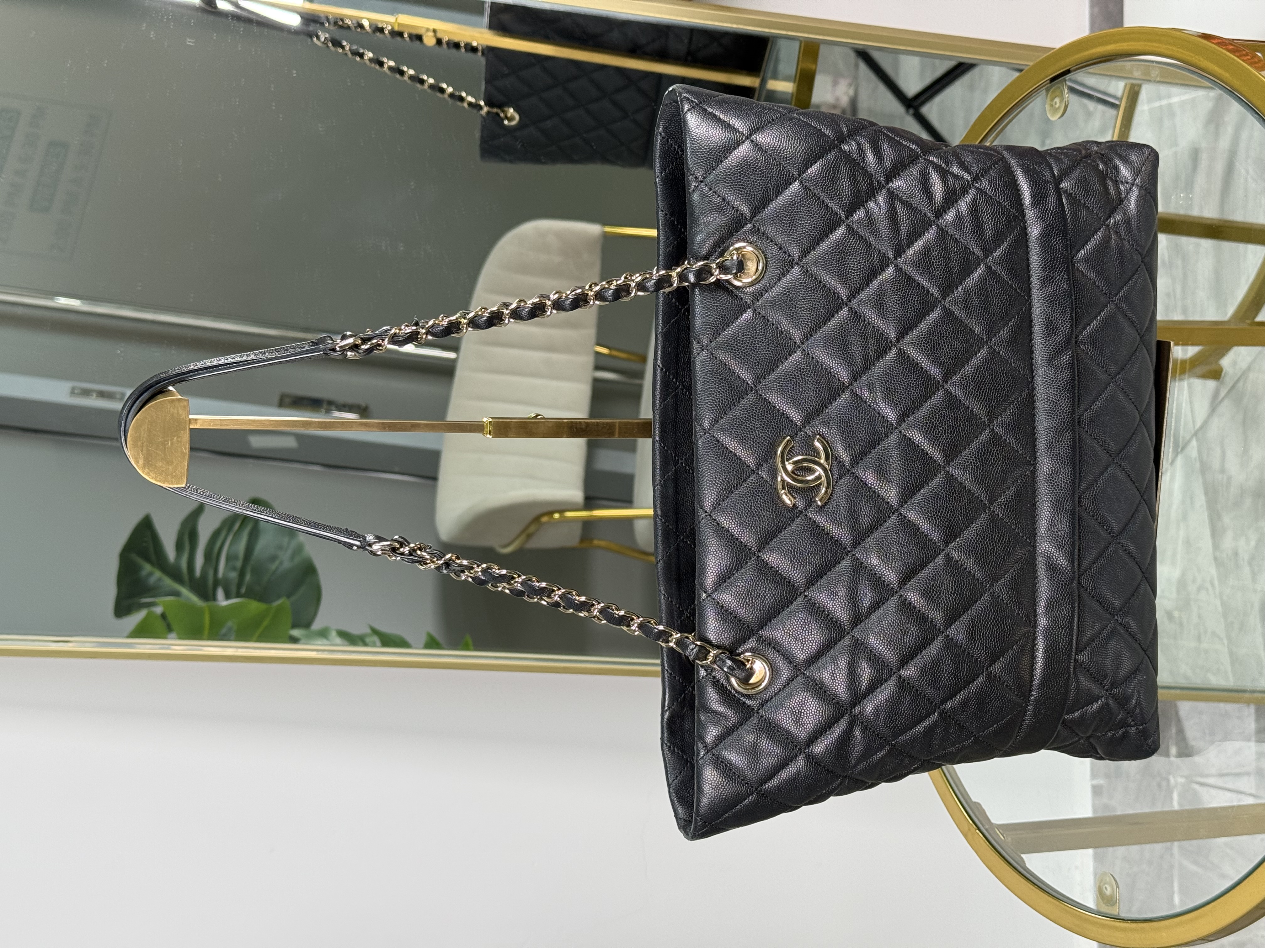 Chanel Shopper Mediano con Zipper