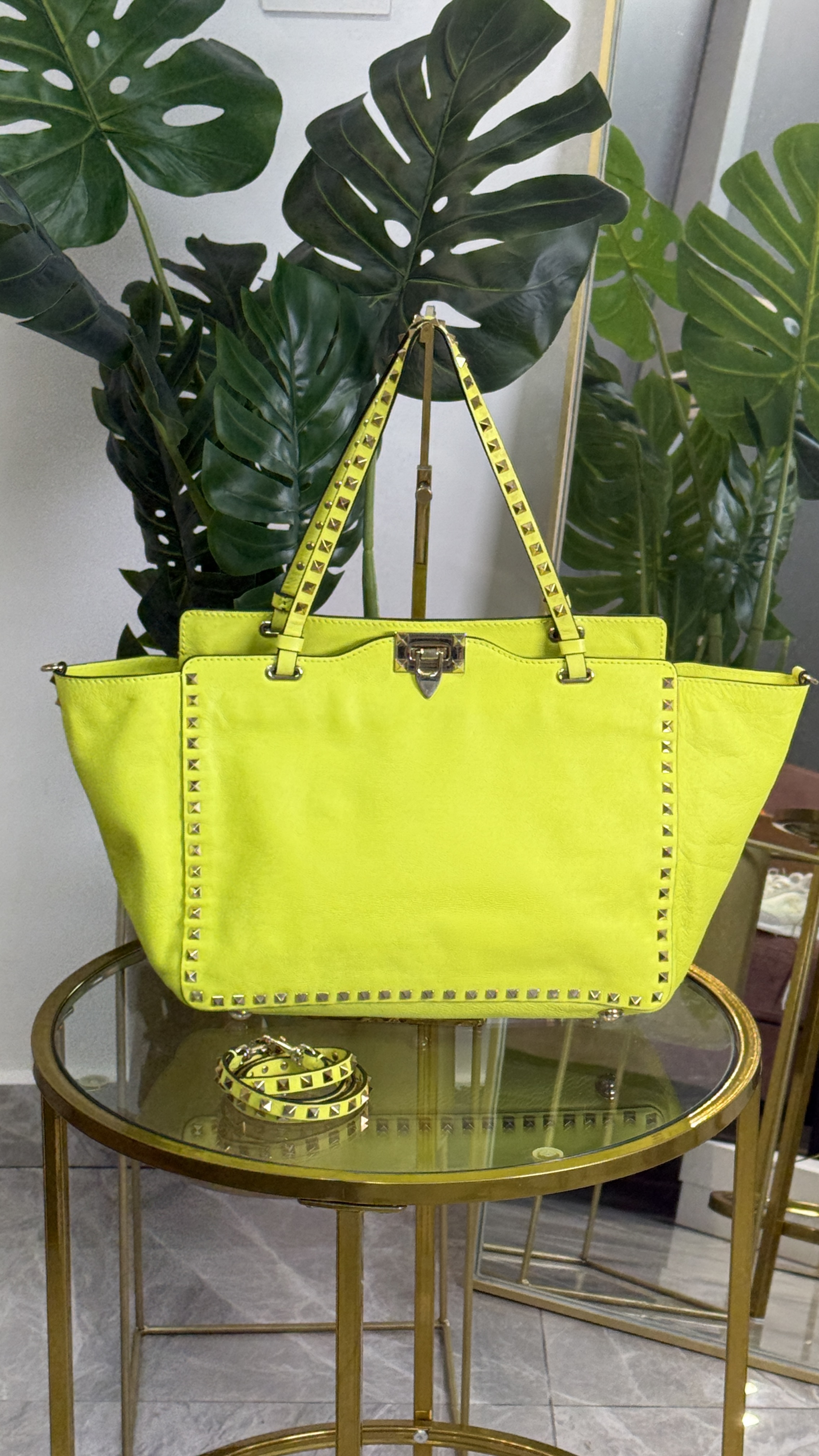 Valentino ROCKSTUDS Tote Amarillo Neón