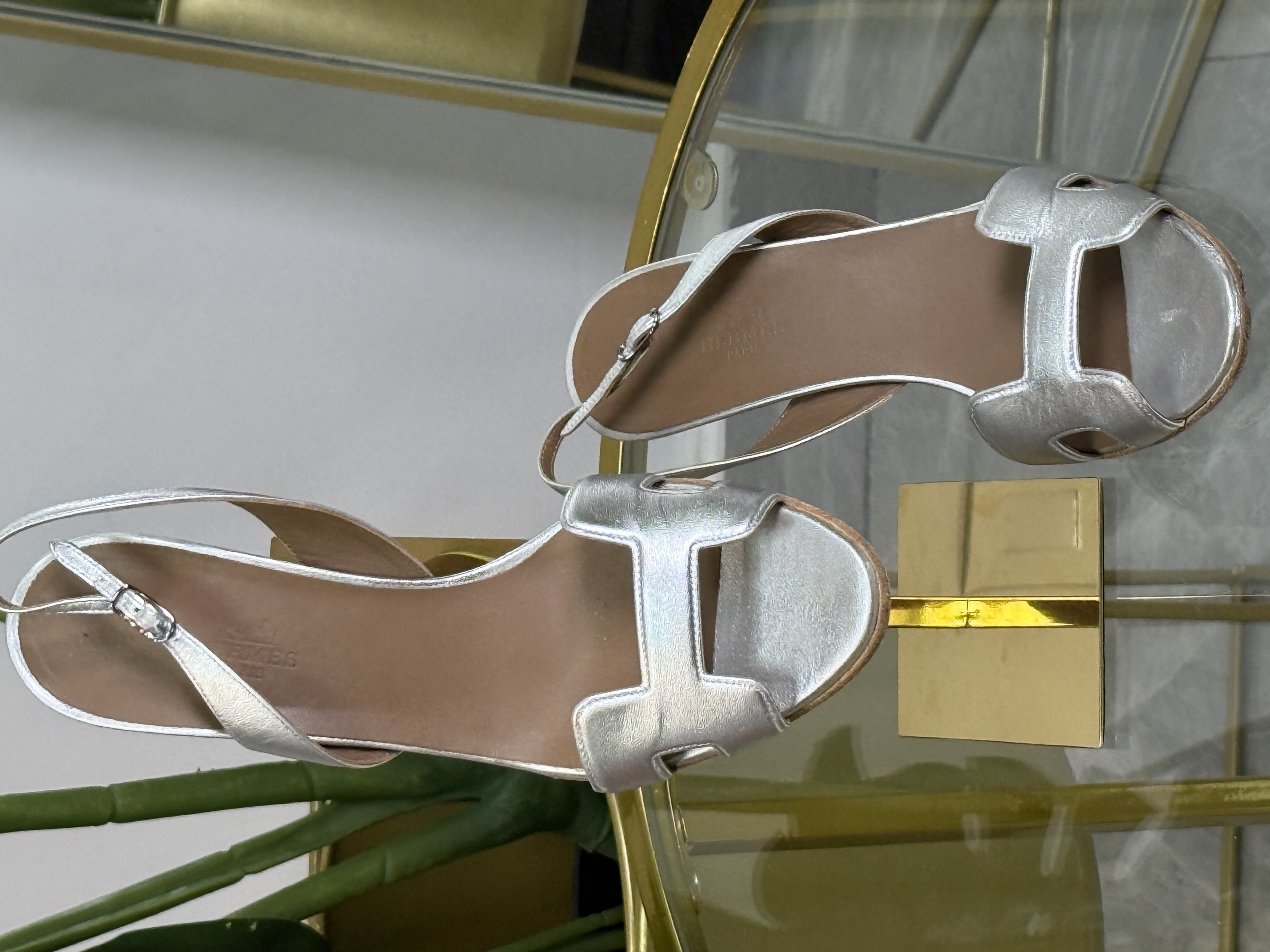 Hermes H Sandals Plateadas con Tacón Mediano  Talla 39 (8.5)