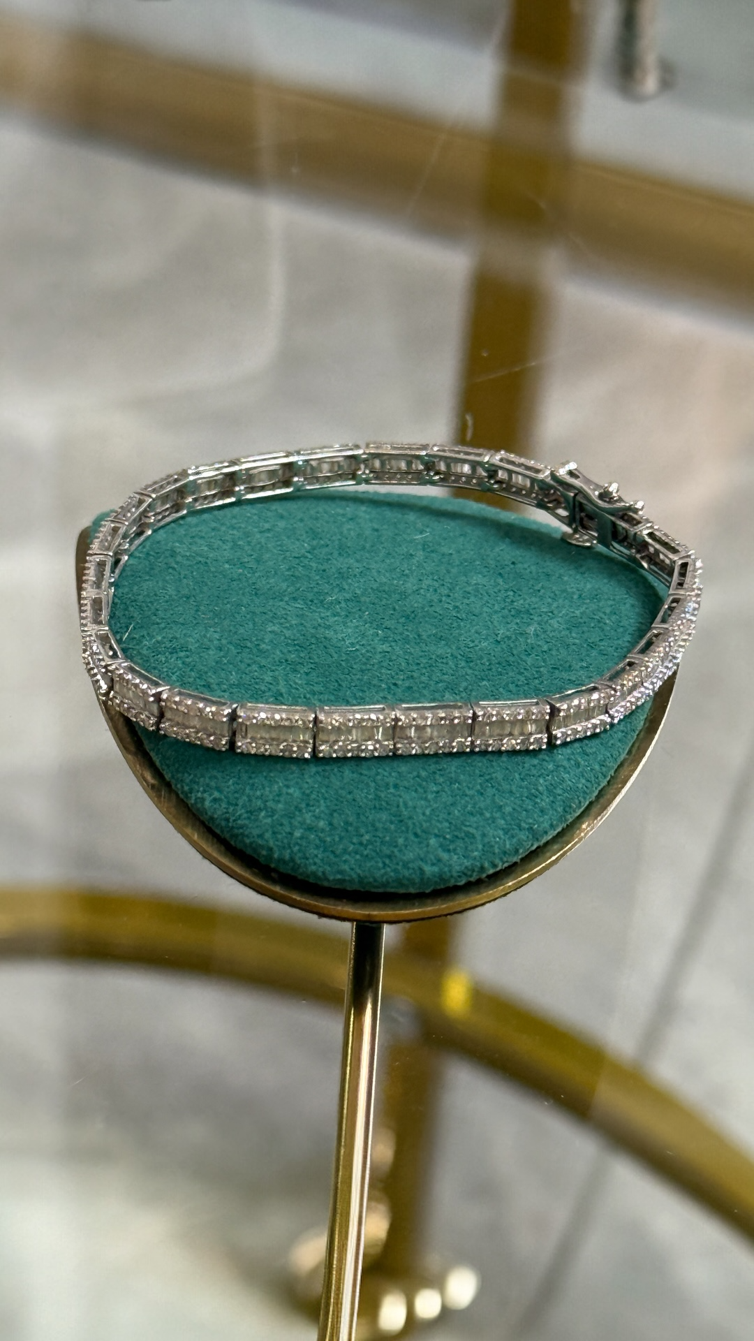 Pulsera Oro Blanco 14kt 7.68g Diamantes Redondos 3ct y Diamantes Baguette 2.5ct