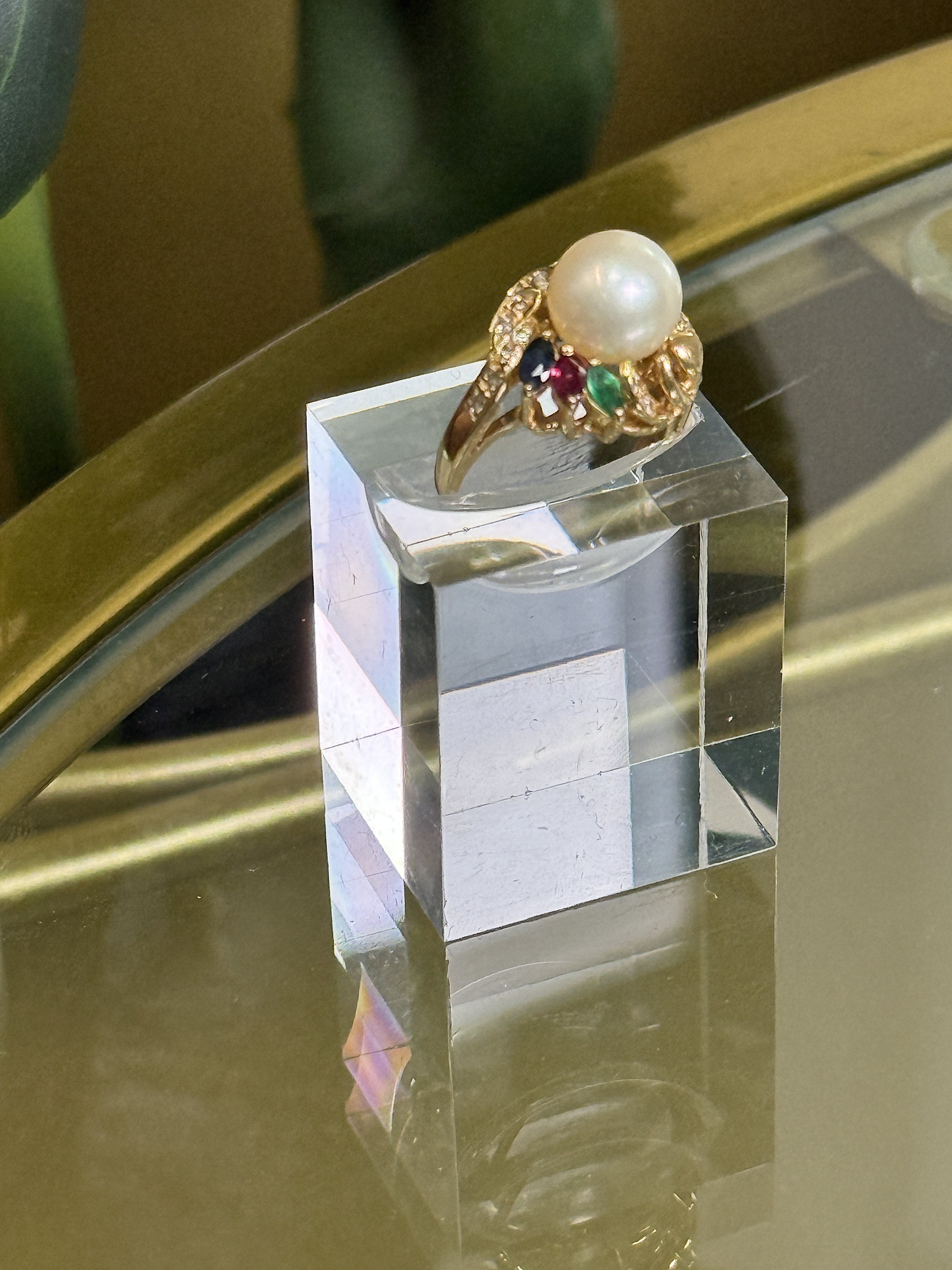 Anillo Oro 18kt 6.07g, Talla 4.5 Diamantes .20, Esmeraldas, Rubiess y Zafiros, Perla 9 mm