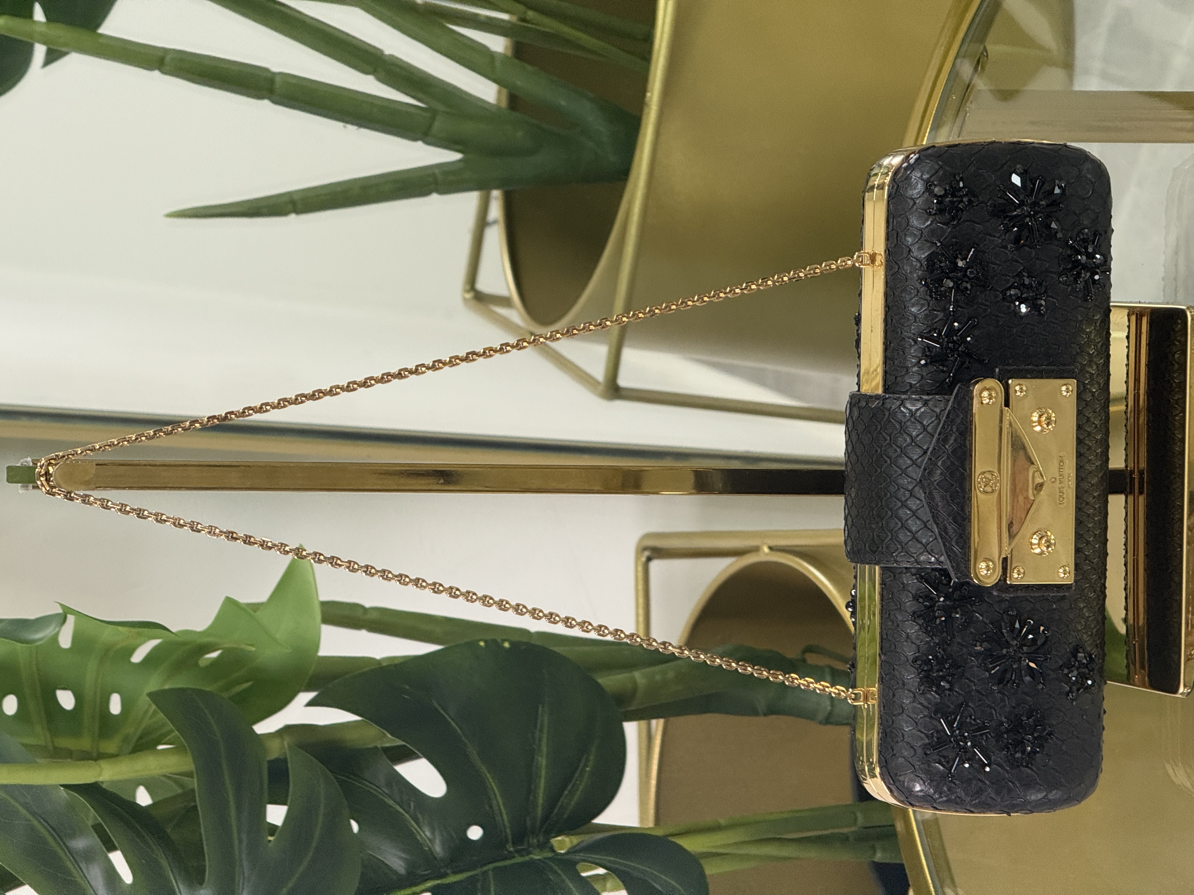 Louis Vuitton Minaudière de piel con aplicaciones 