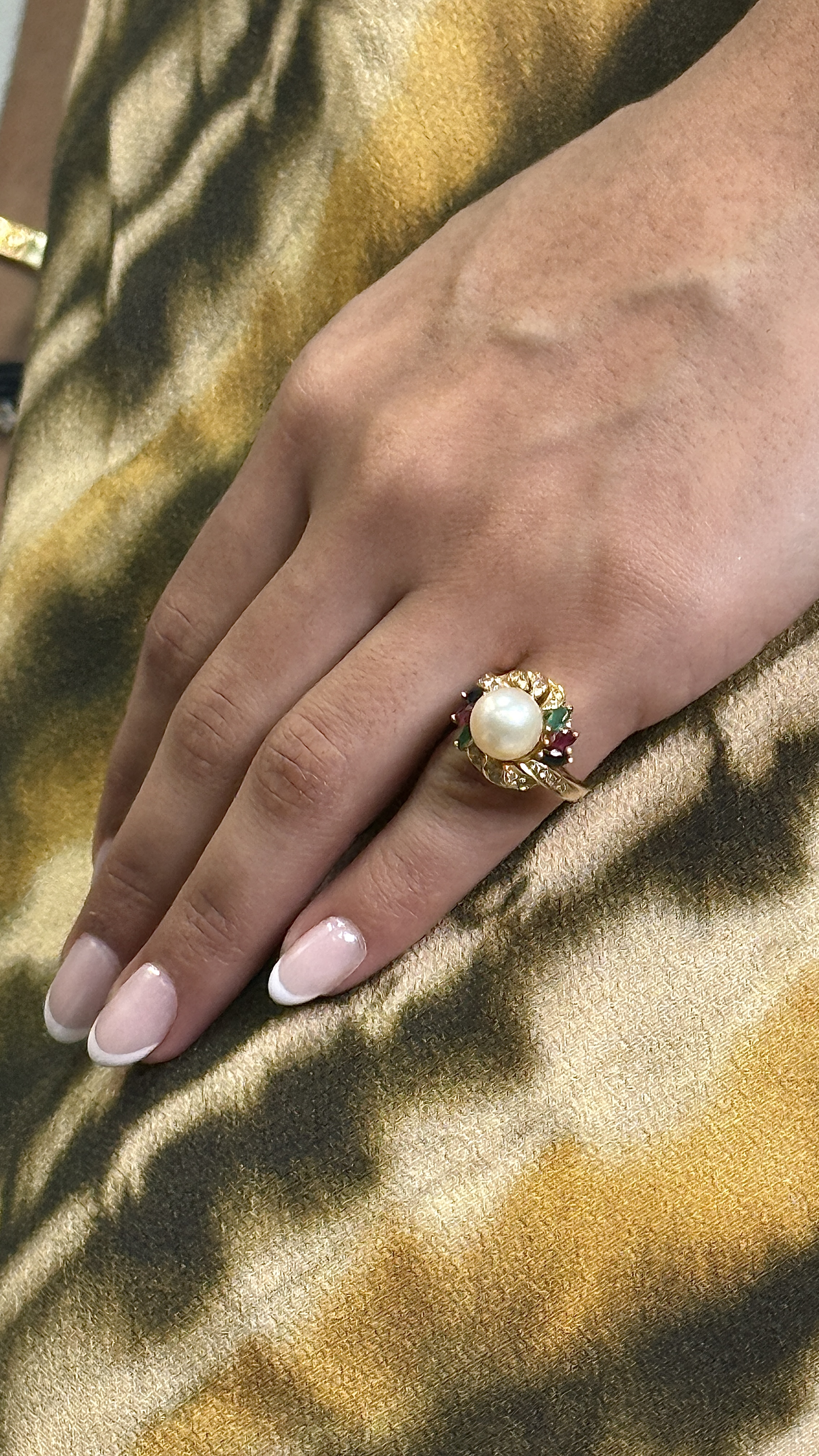 Anillo Oro 18kt 6.07g, Talla 4.5 Diamantes .20, Esmeraldas, Rubiess y Zafiros, Perla 9 mm