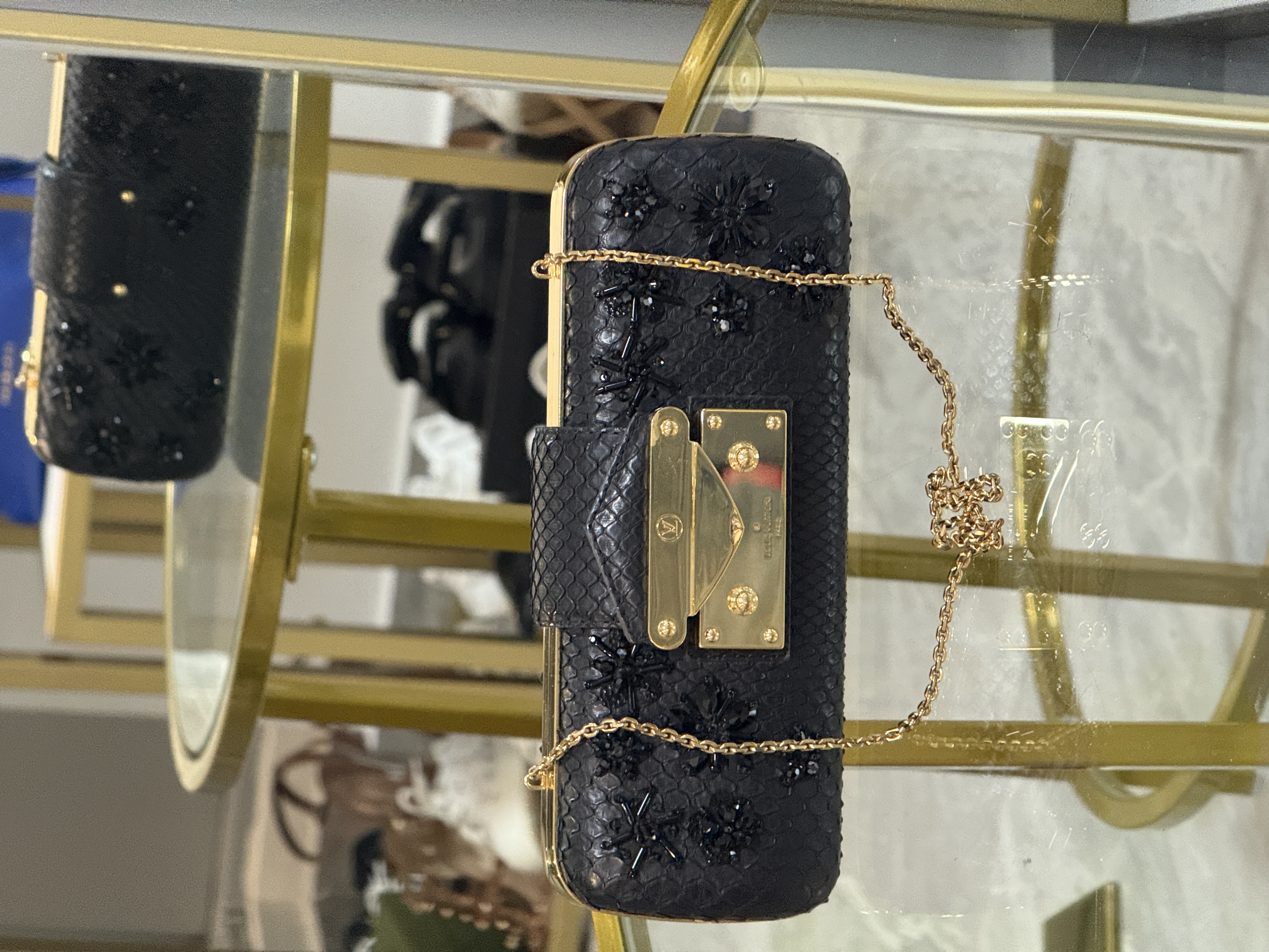 Louis Vuitton Minaudière de piel con aplicaciones 