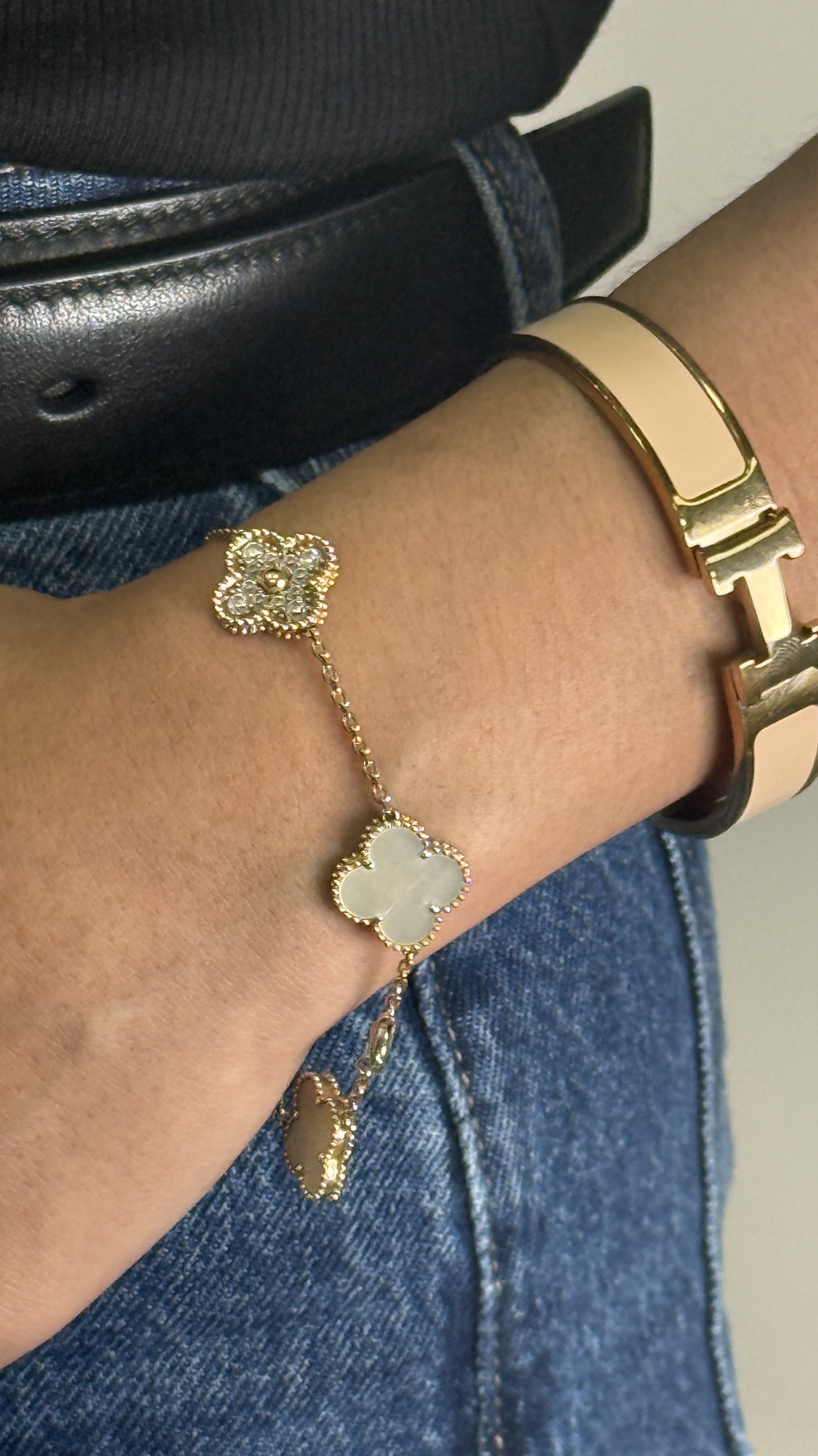 Pulsera de Oro Sin Marca con Tréboles Oro 14K 12.1g. de Nácar con Zirconias 