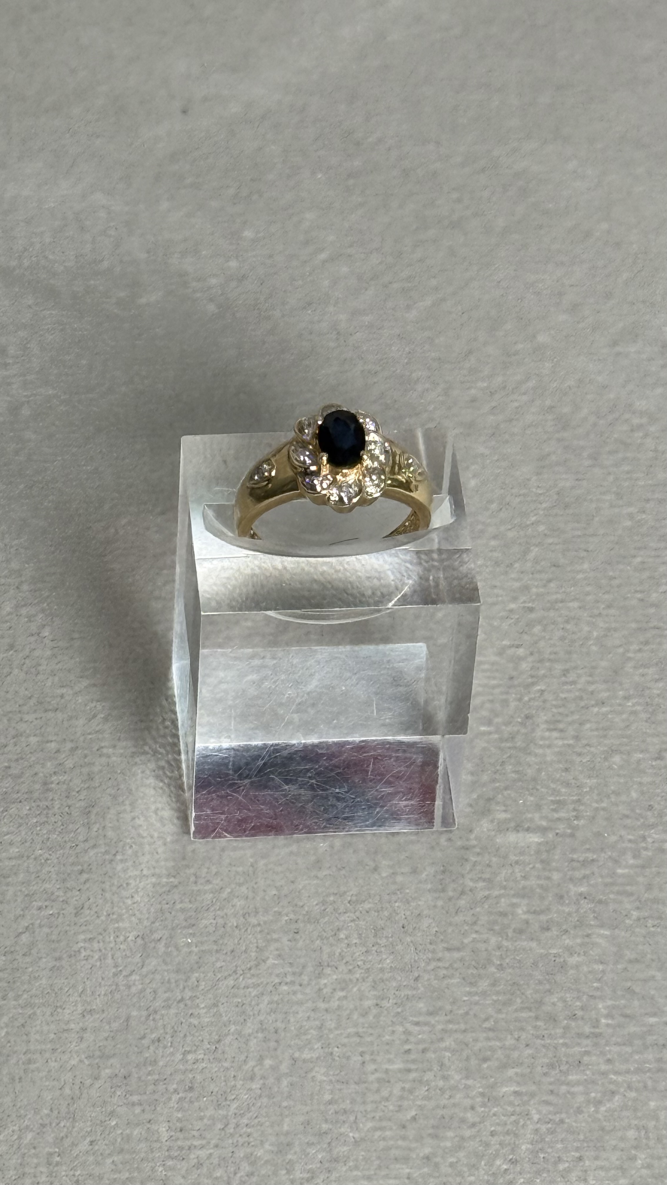 Anillo oro 14kt, zafiro azul  y diamantes 