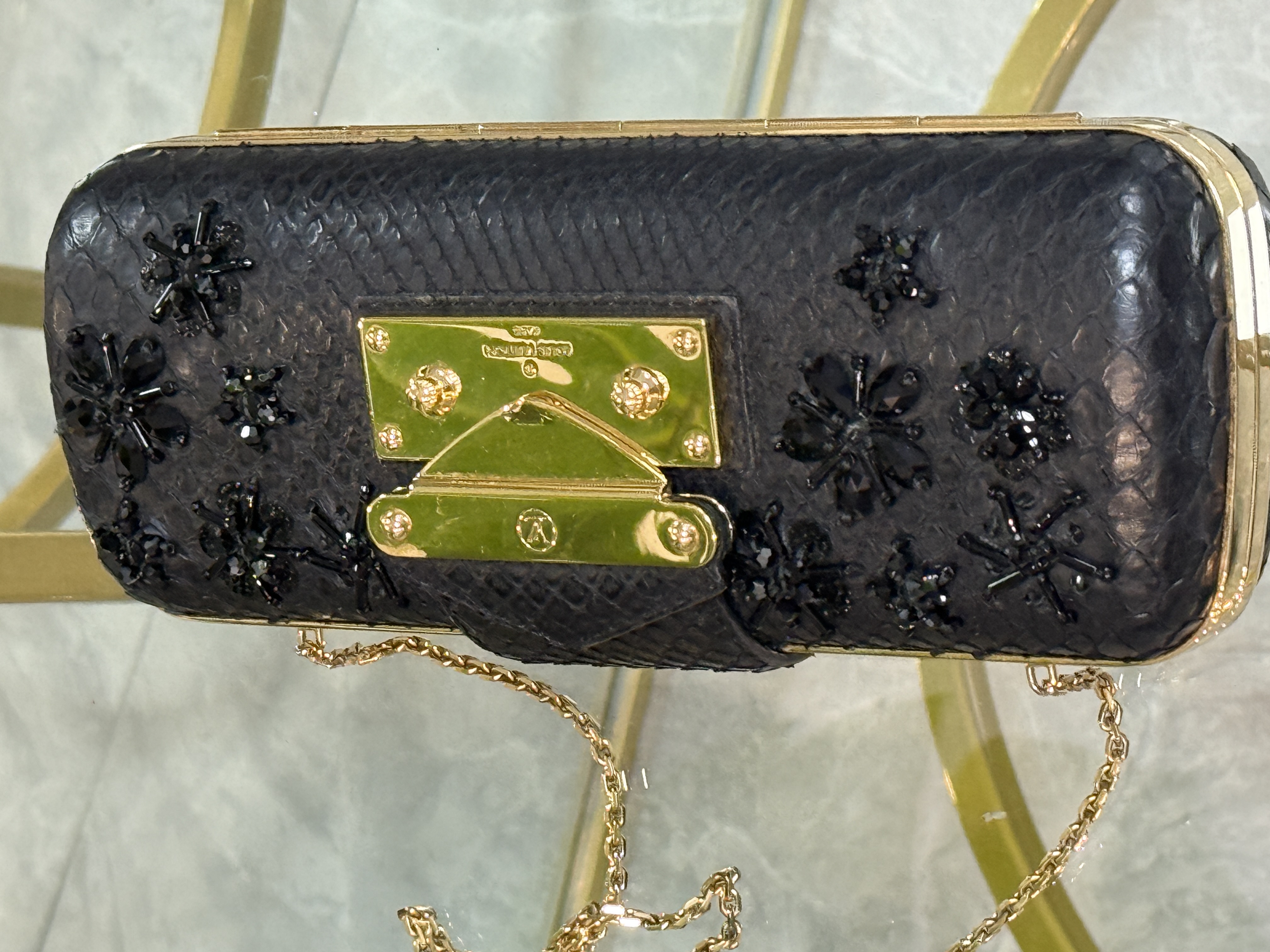 Louis Vuitton Minaudière de piel con aplicaciones 