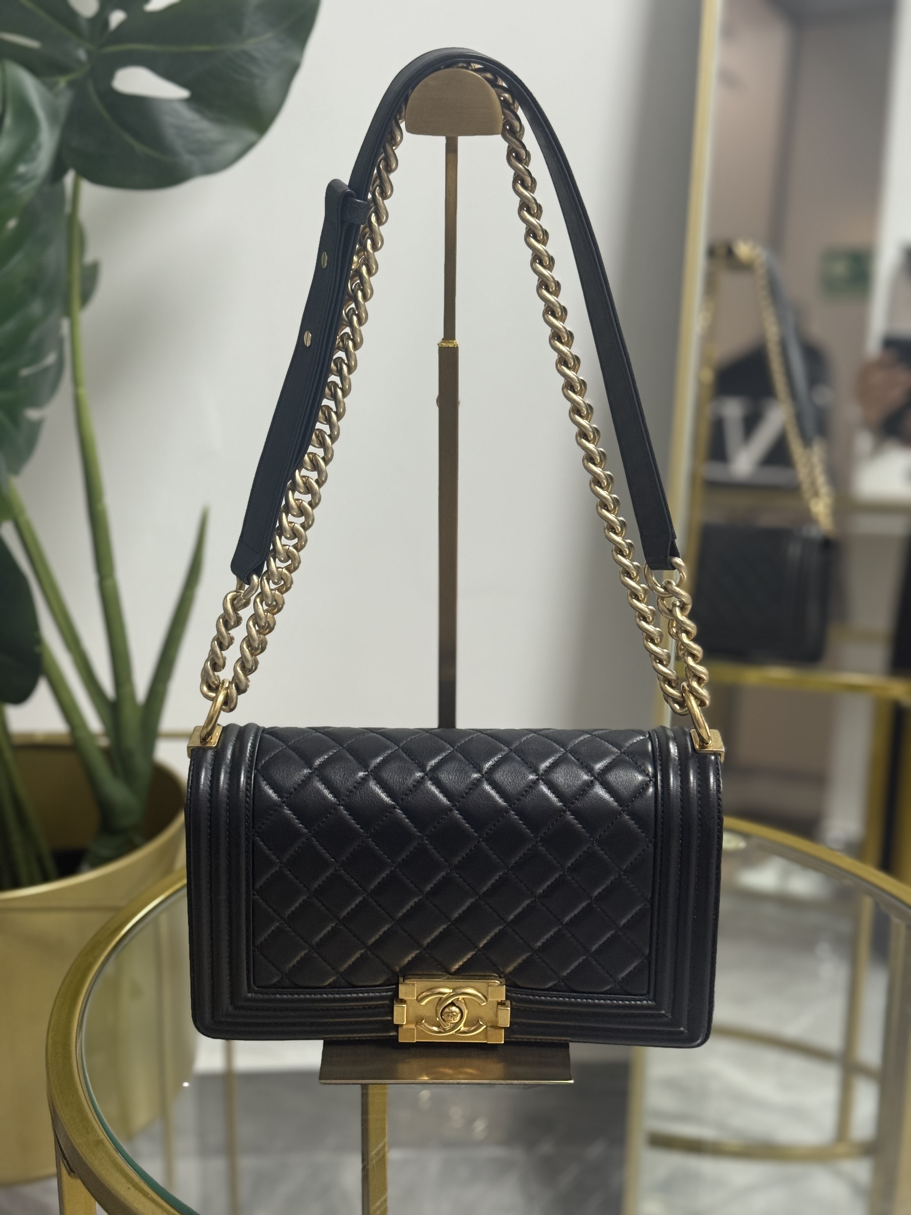 Chanel Boy Negro 9.75 “ Ancho