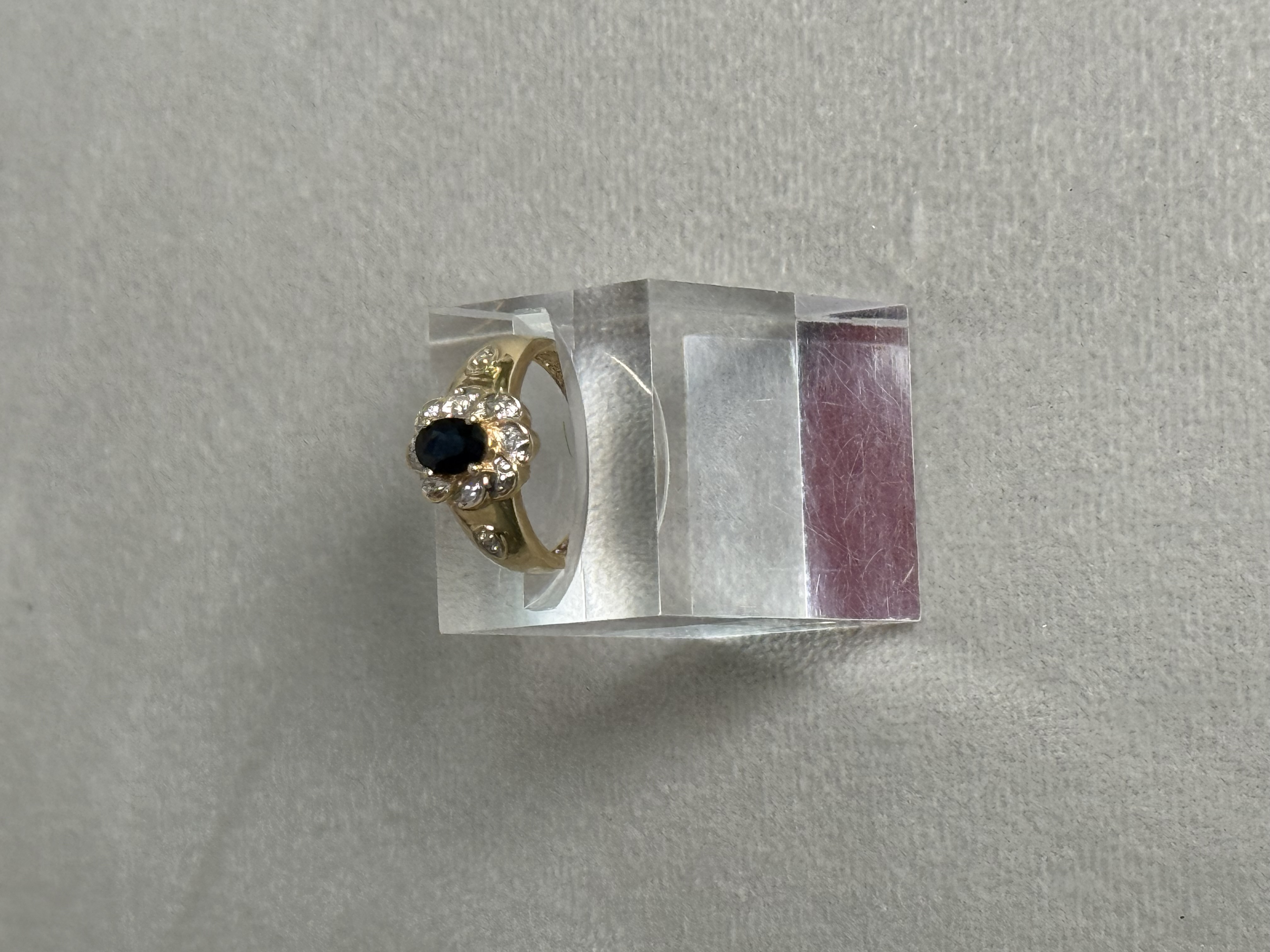 Anillo oro 14kt, zafiro azul  y diamantes 