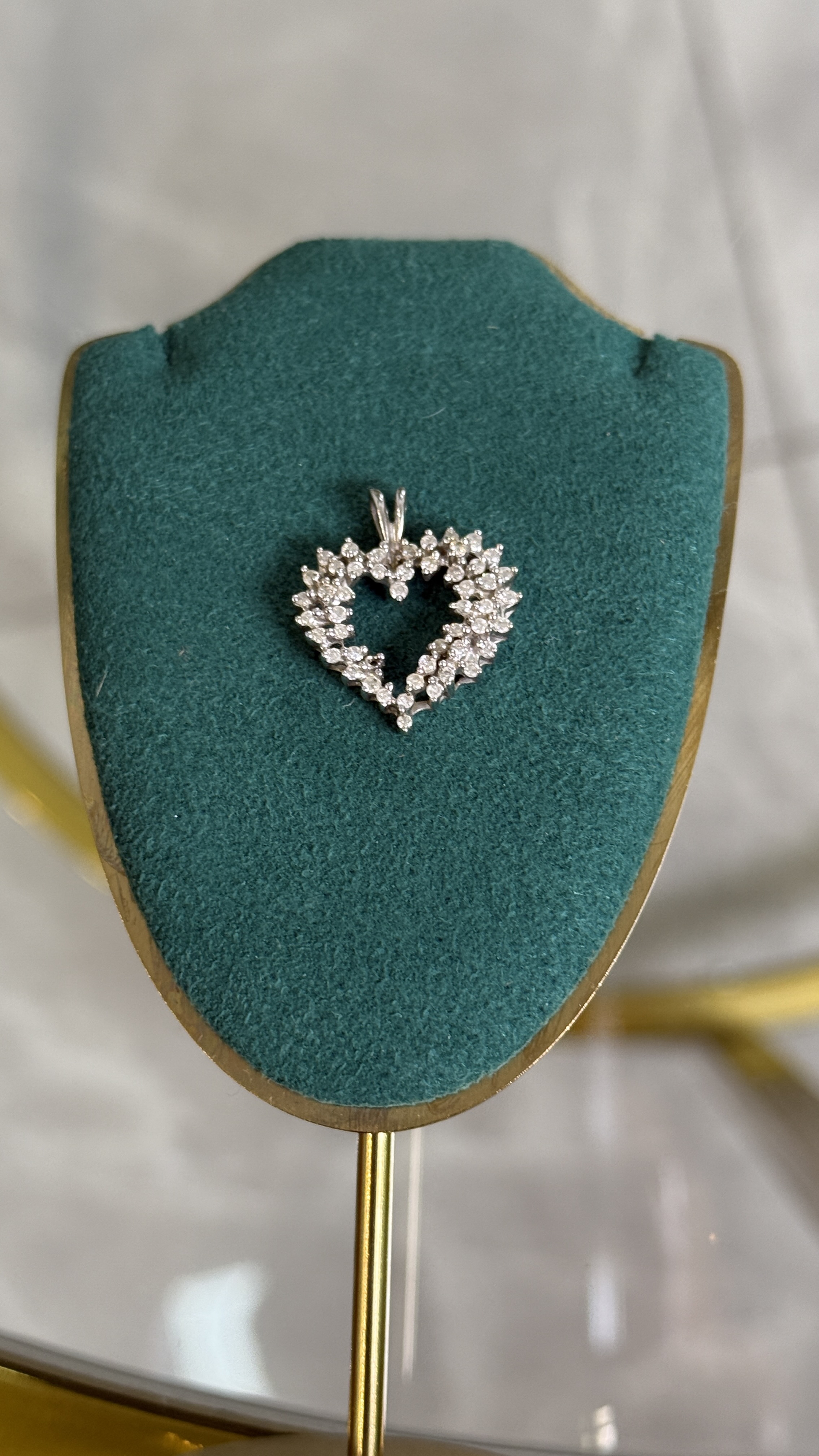Dije de Corazón Oro Blanco 10ct con Diamantes.50