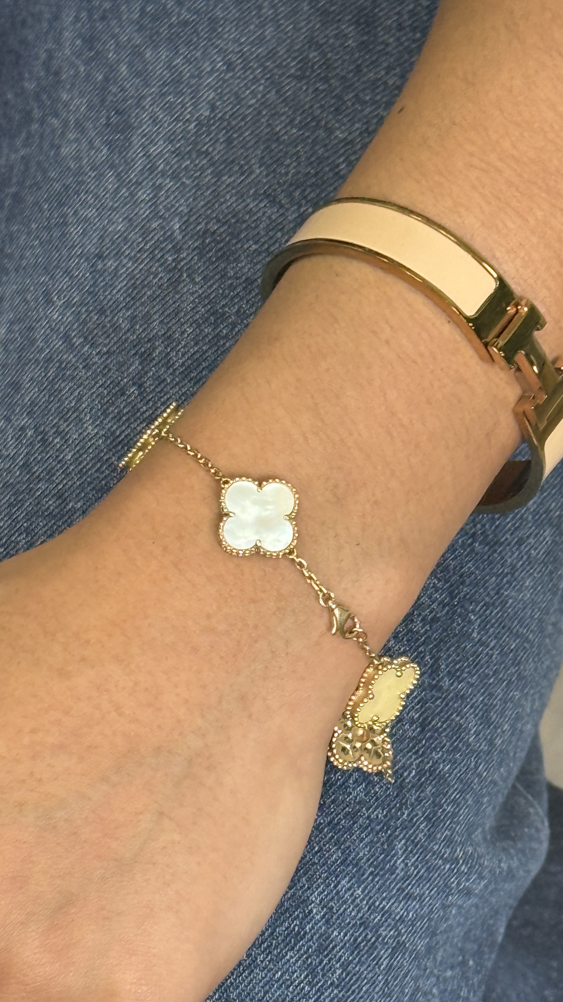 Pulsera de Oro Sin Marca con Tréboles Oro 14K 12.1g. de Nácar con Zirconias 