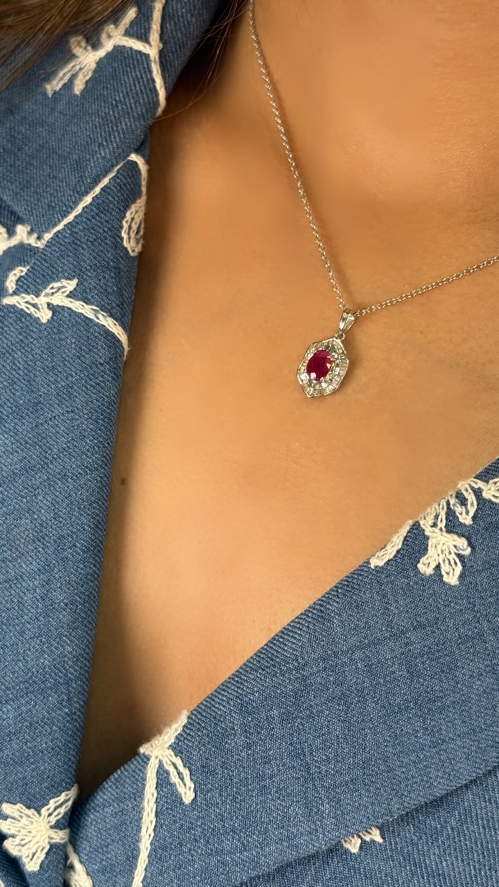 Dije Oro blanco 18kt 1.36g Baguette 0.25ct, Rubí Ovalado 1ct