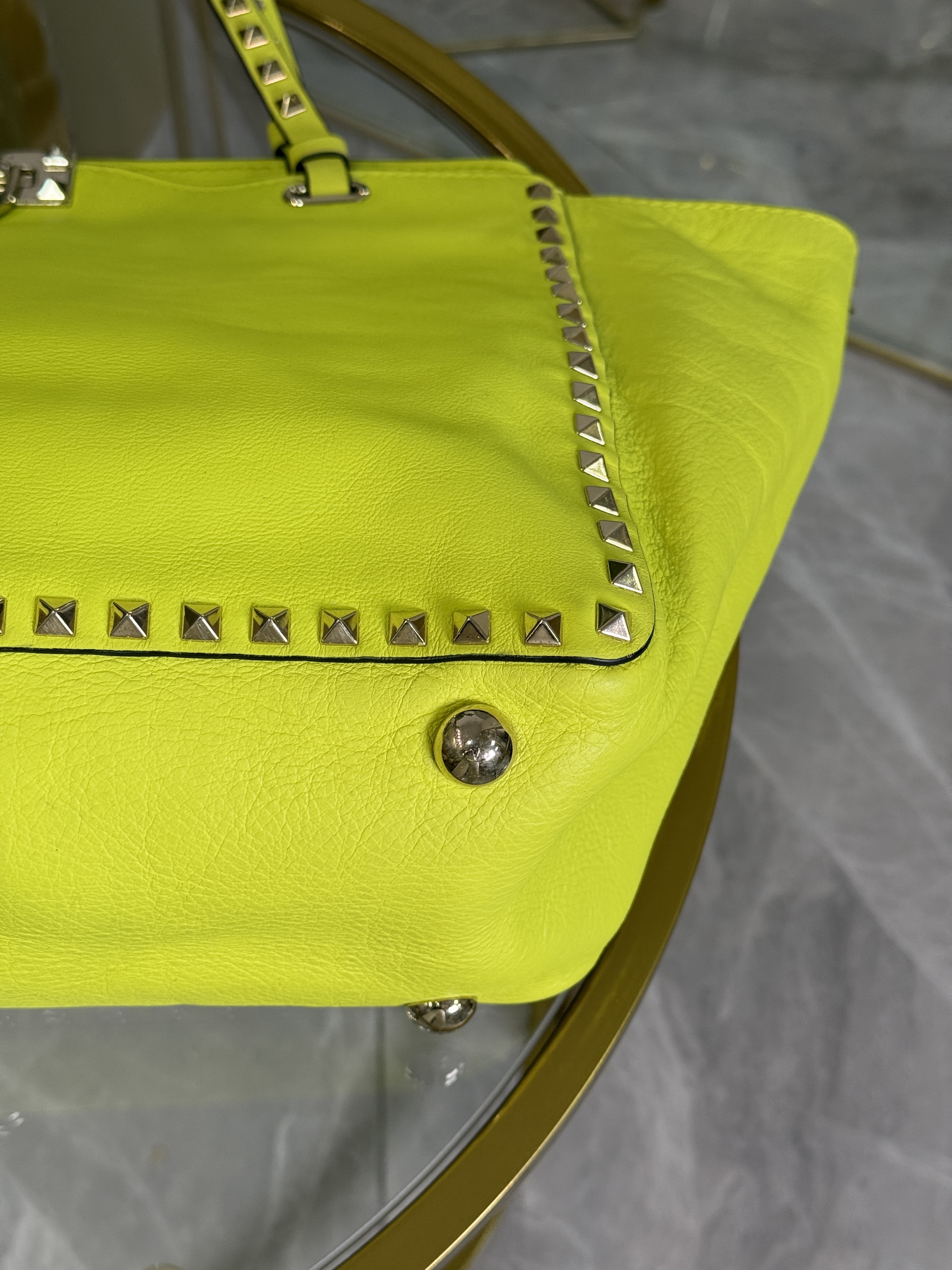 Valentino ROCKSTUDS Tote Amarillo Neón