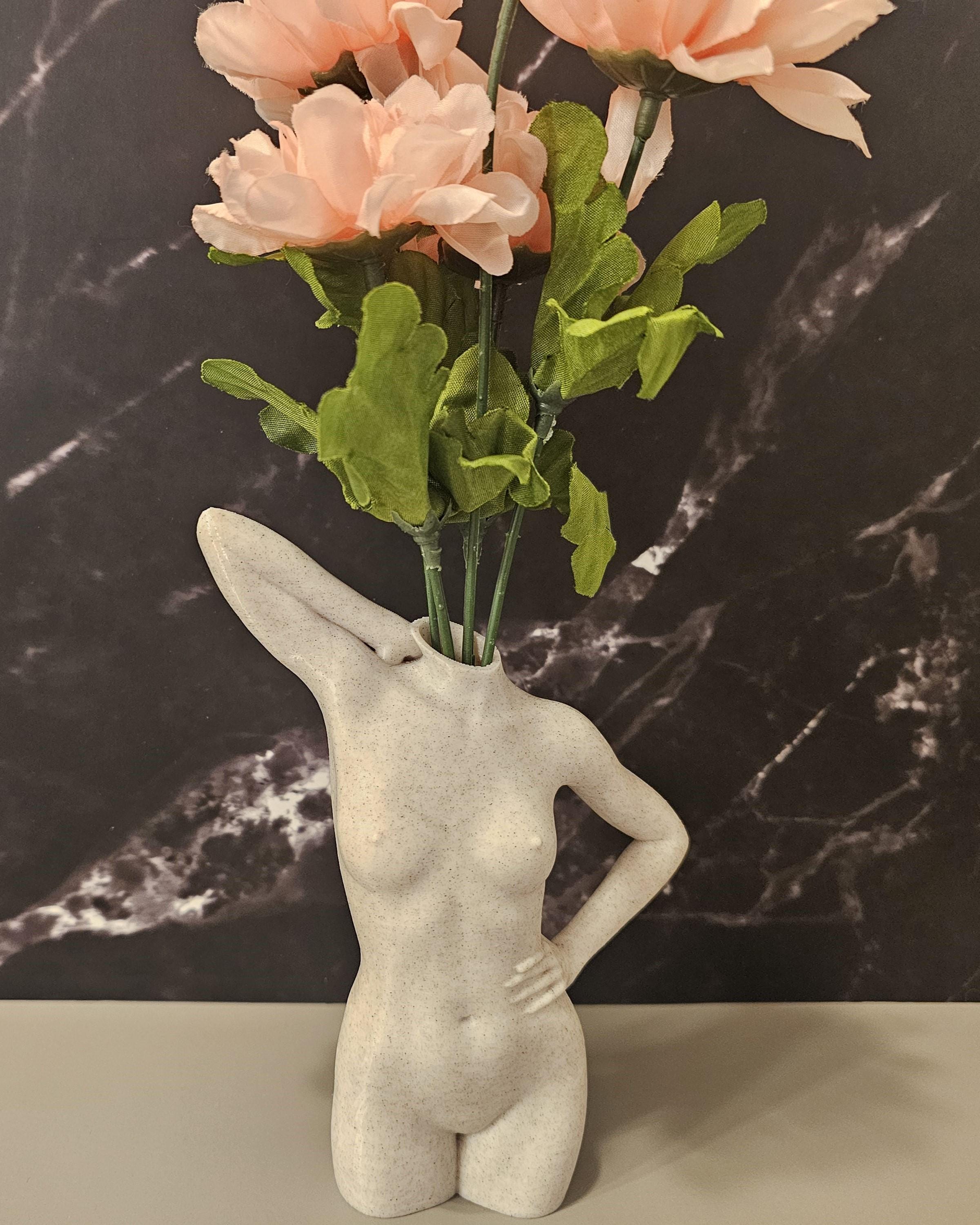 Elegant 3D Printed Female Torso Vase: Modern Desert Sand Sculpture for Contemporary Home Decor