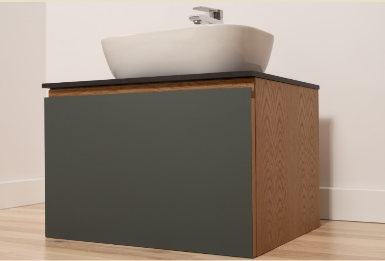 Elegant badeværelsesmøbel