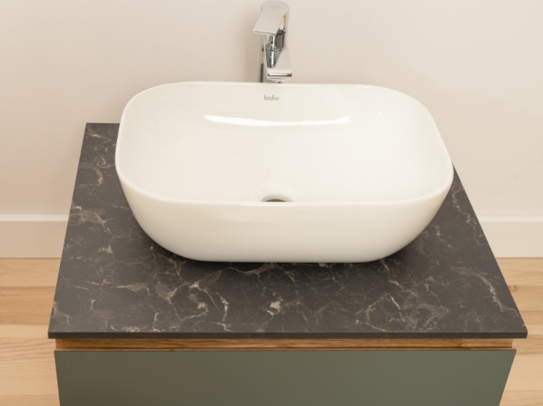 Elegant badeværelsesmøbel