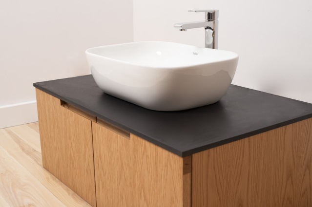 Elegant badeværelsesmøbel