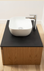 Elegant badeværelsesmøbel