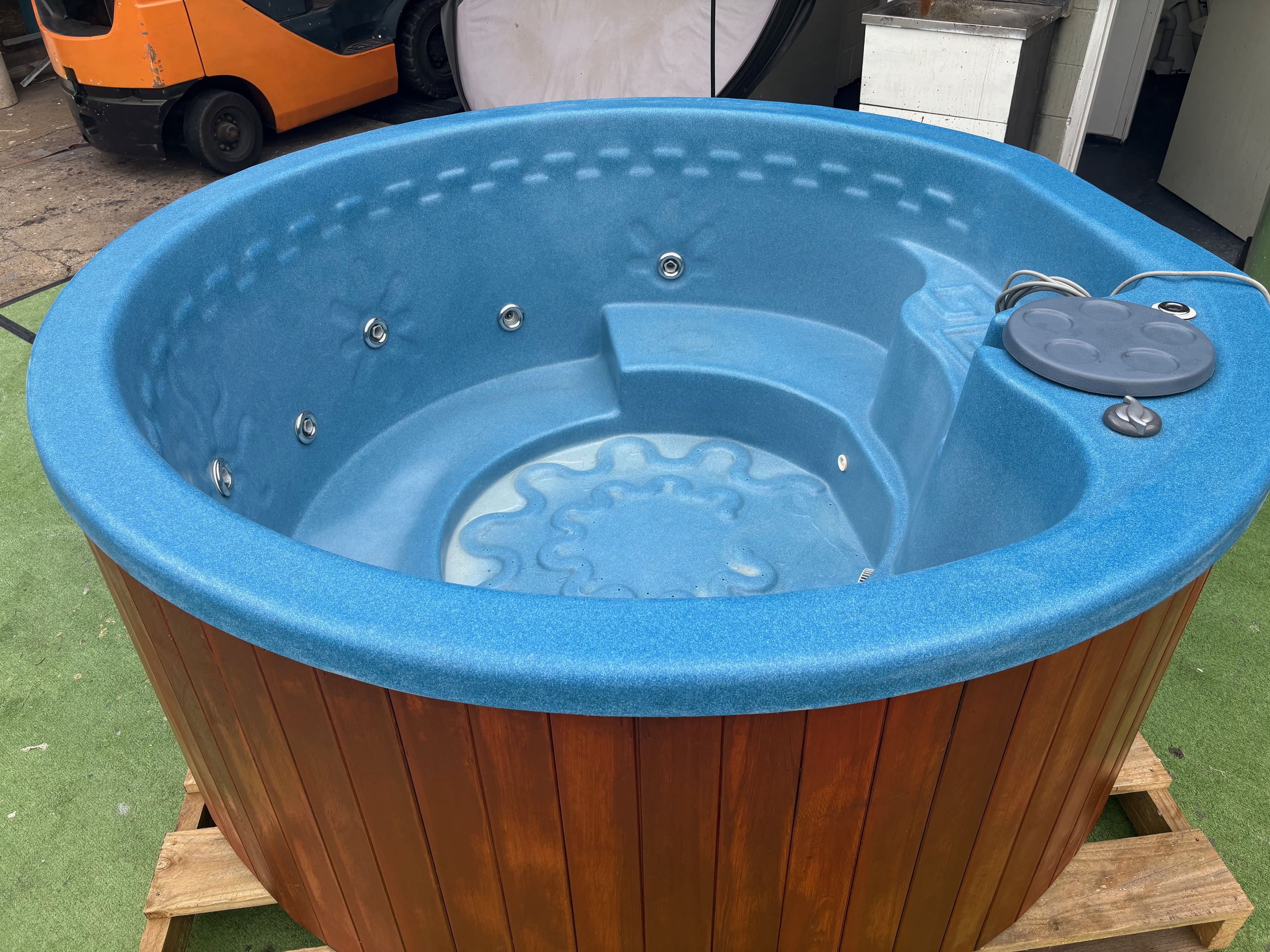 TRADITIONAL HOT TUB