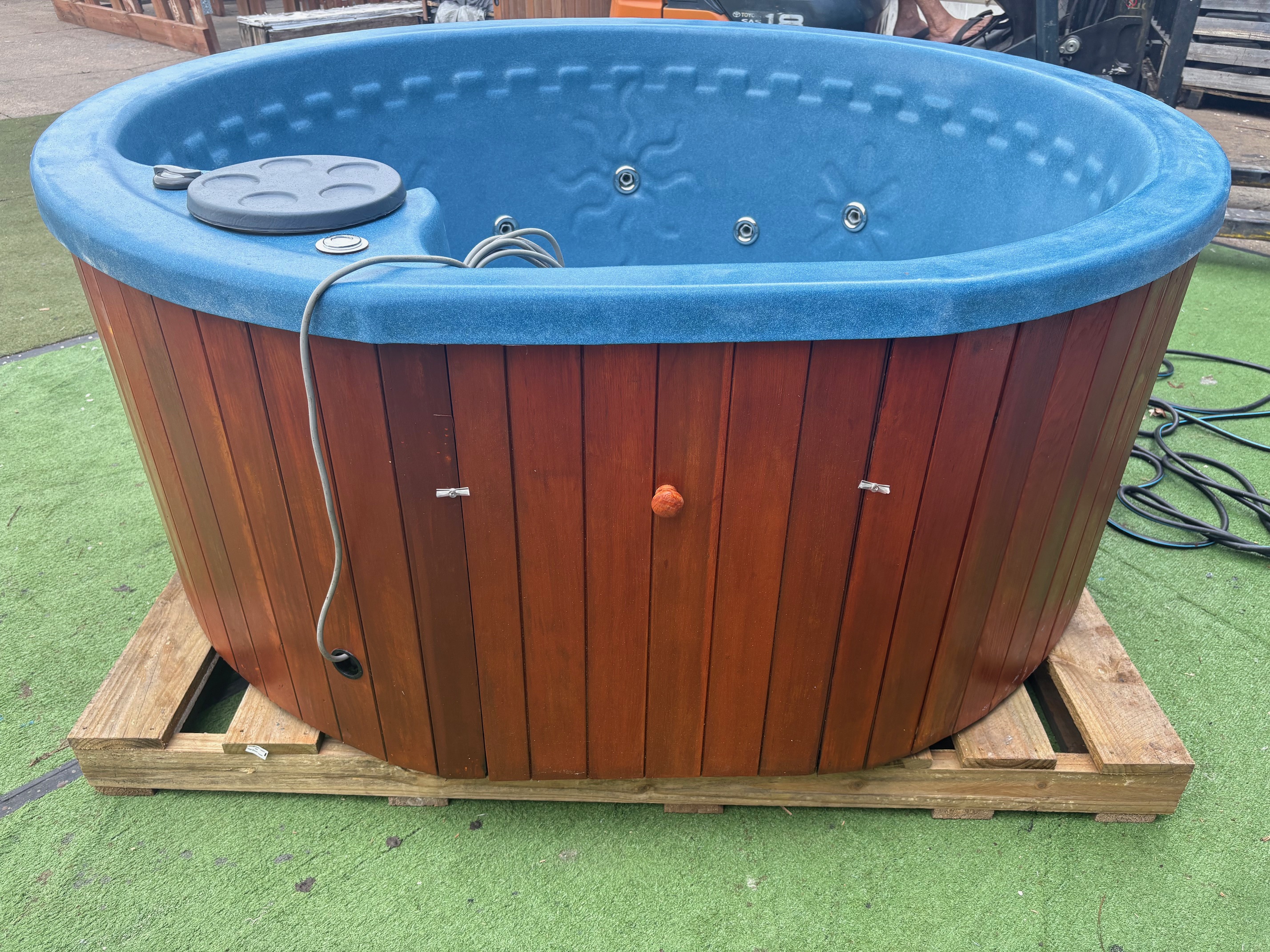 TRADITIONAL HOT TUB