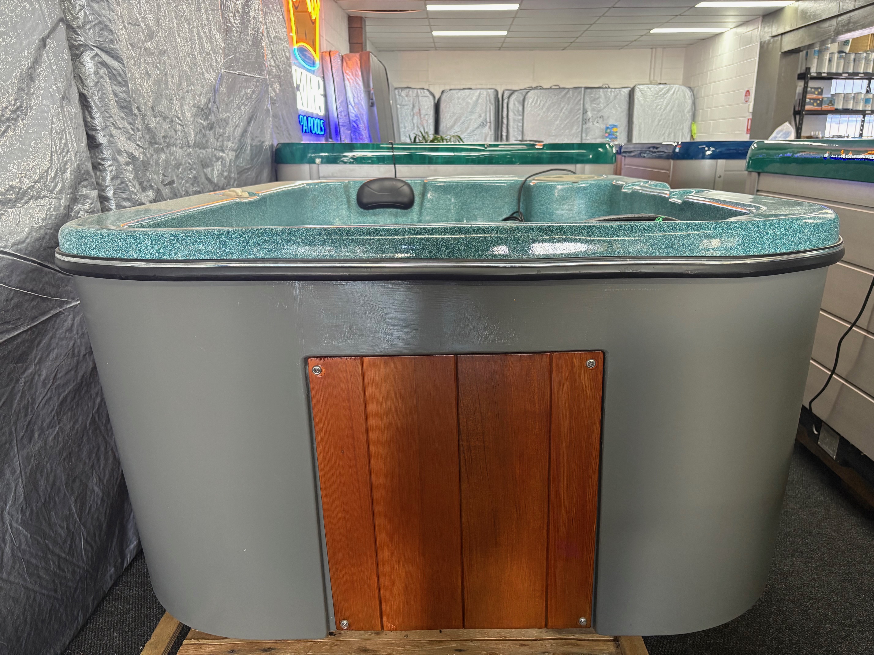 RUMBLING 3 PERSON GREEN MACHINE SPA POOL