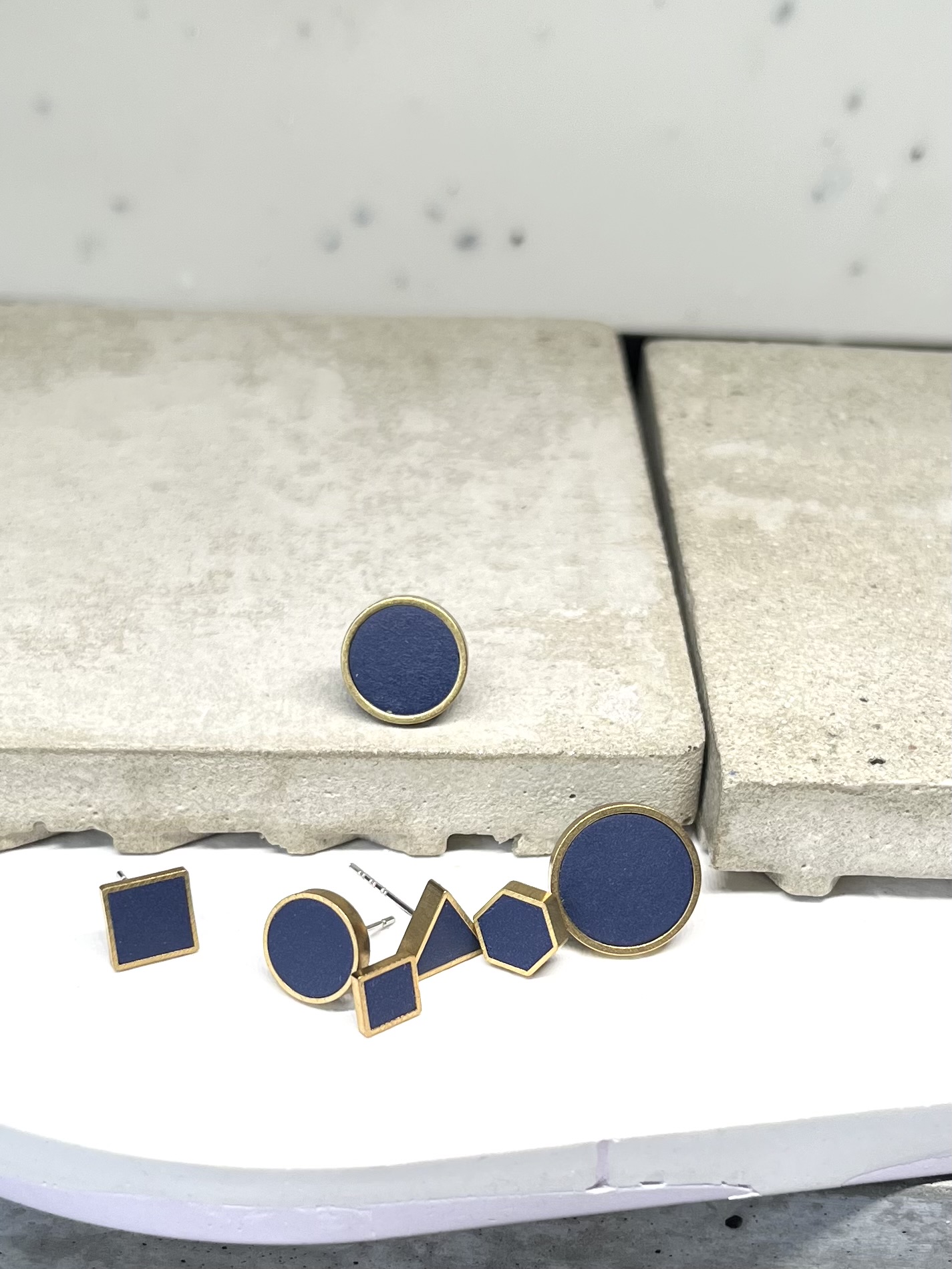 ohrstecker geometrisch dunkelblau