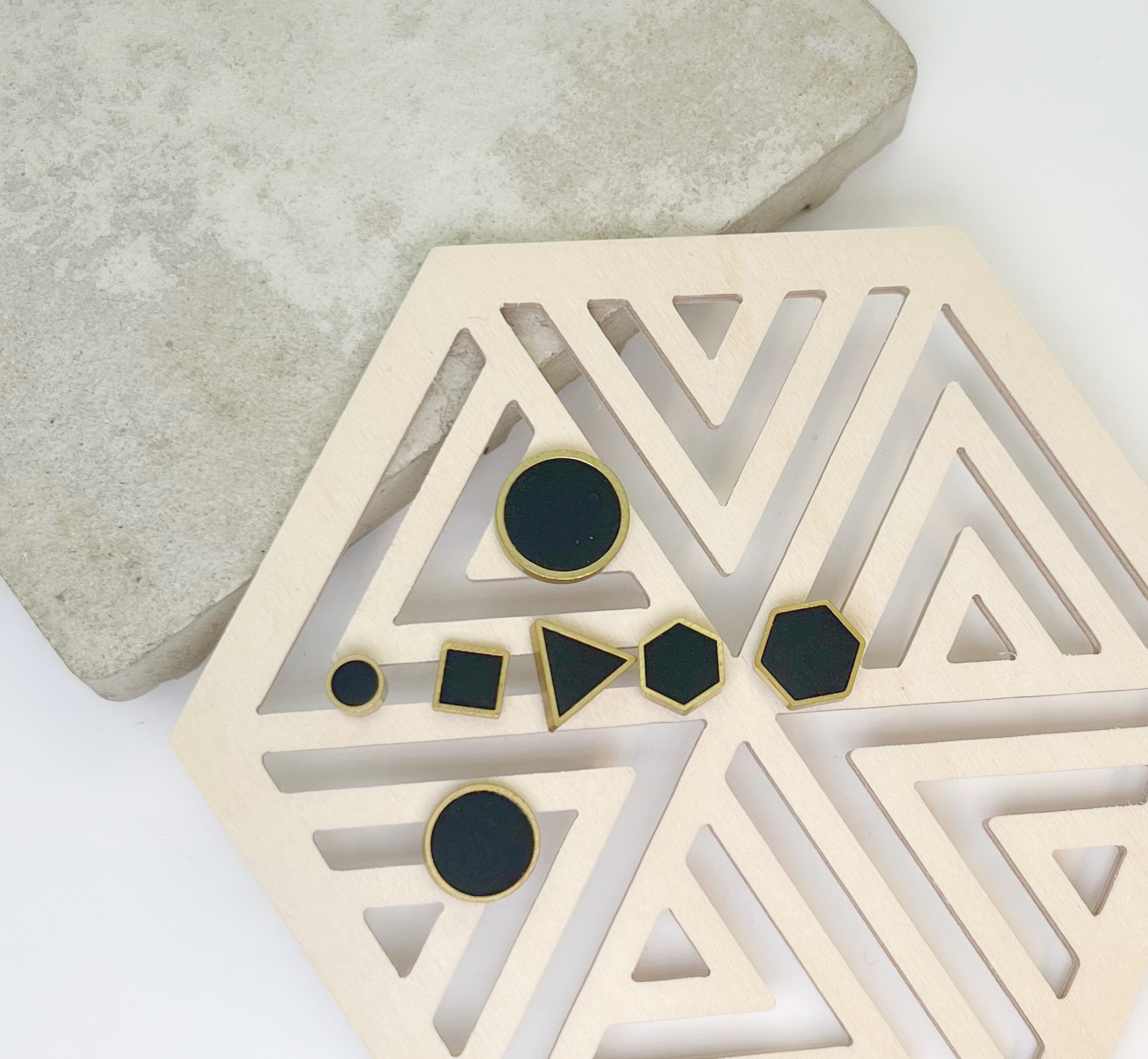 ohrstecker geometrisch schwarz