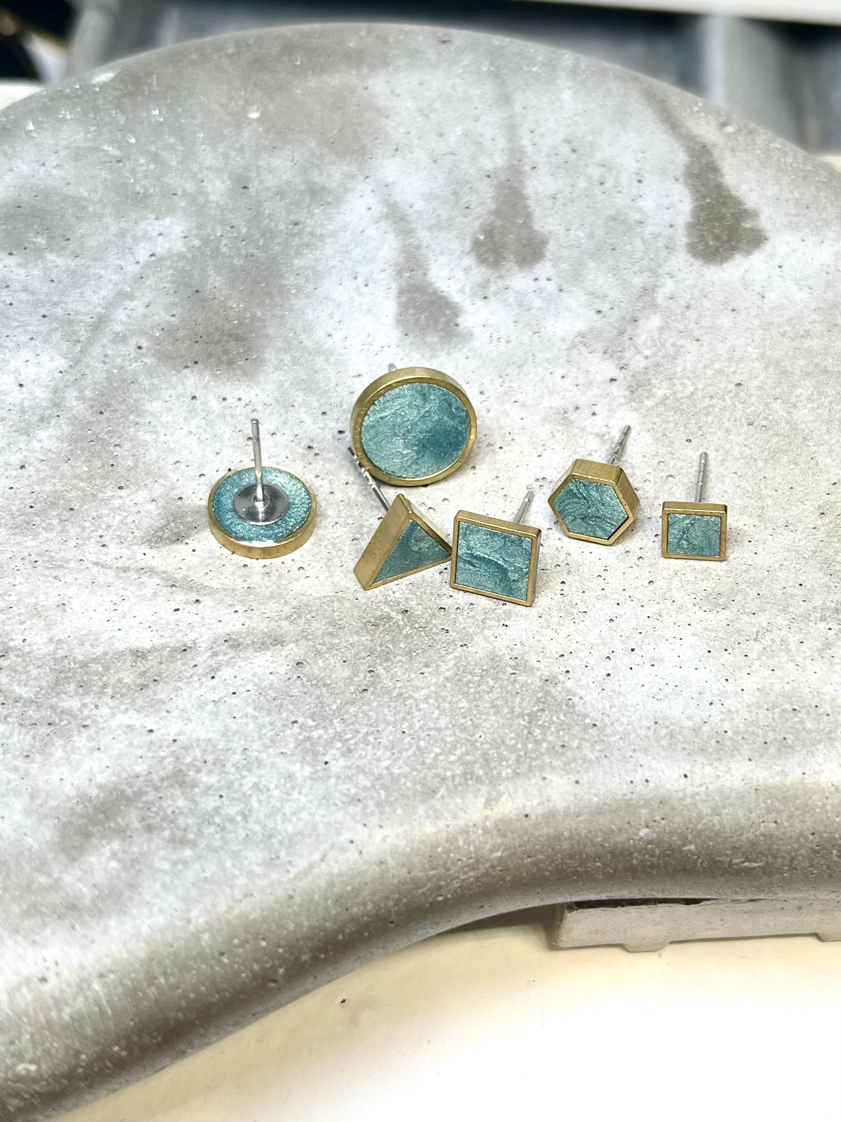 ohrstecker geometrisch metallic blau