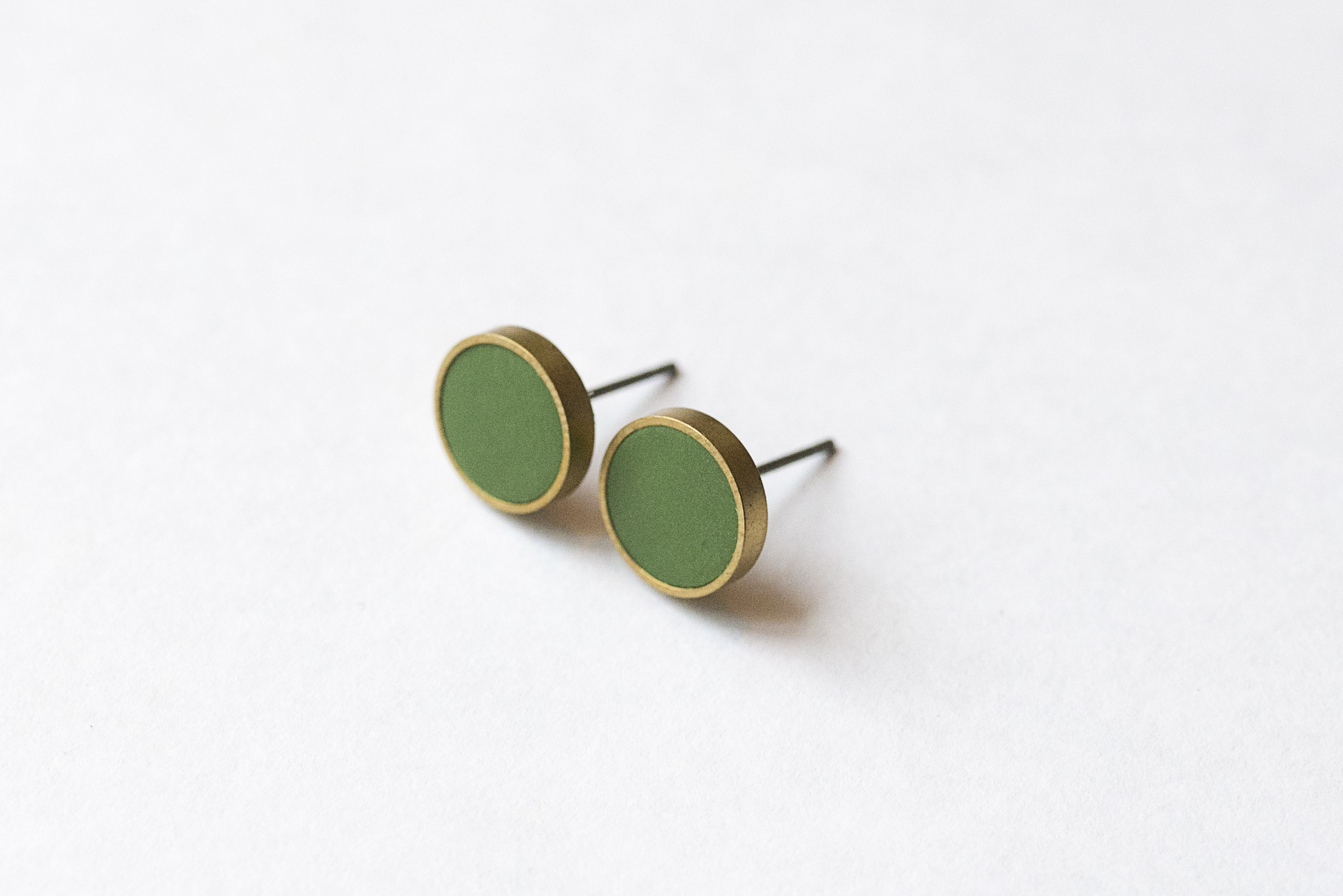 ohrstecker geometrisch oliv