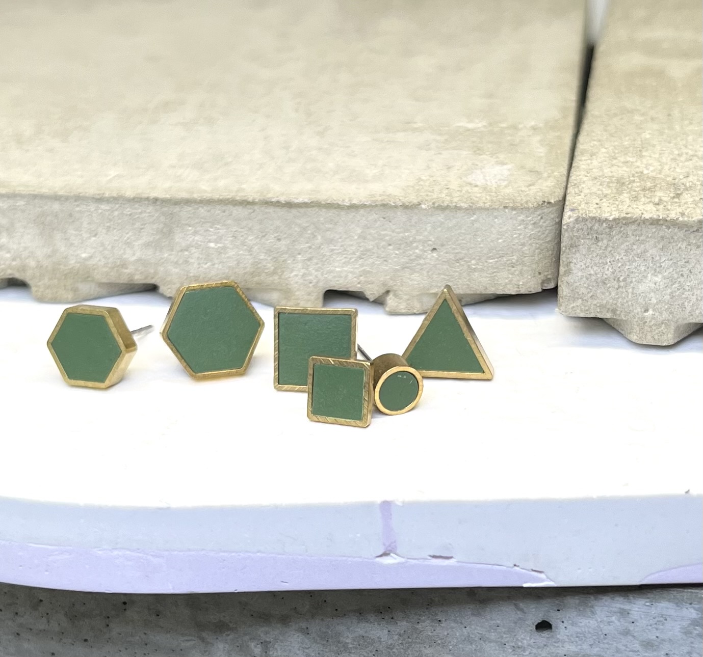 ohrstecker geometrisch oliv