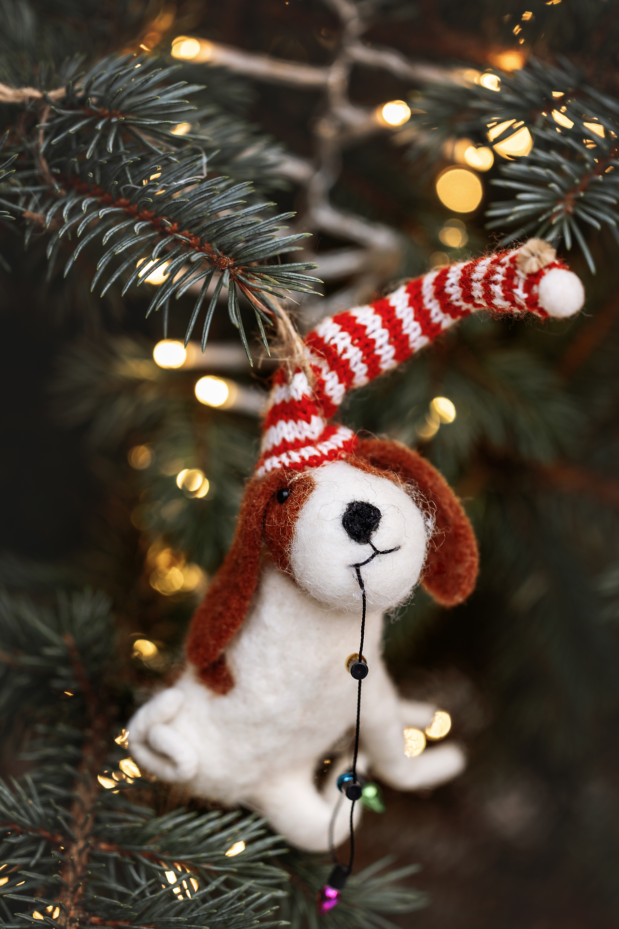 Šuniukas su girlianda - kalėdinis eglutės žaisliukas