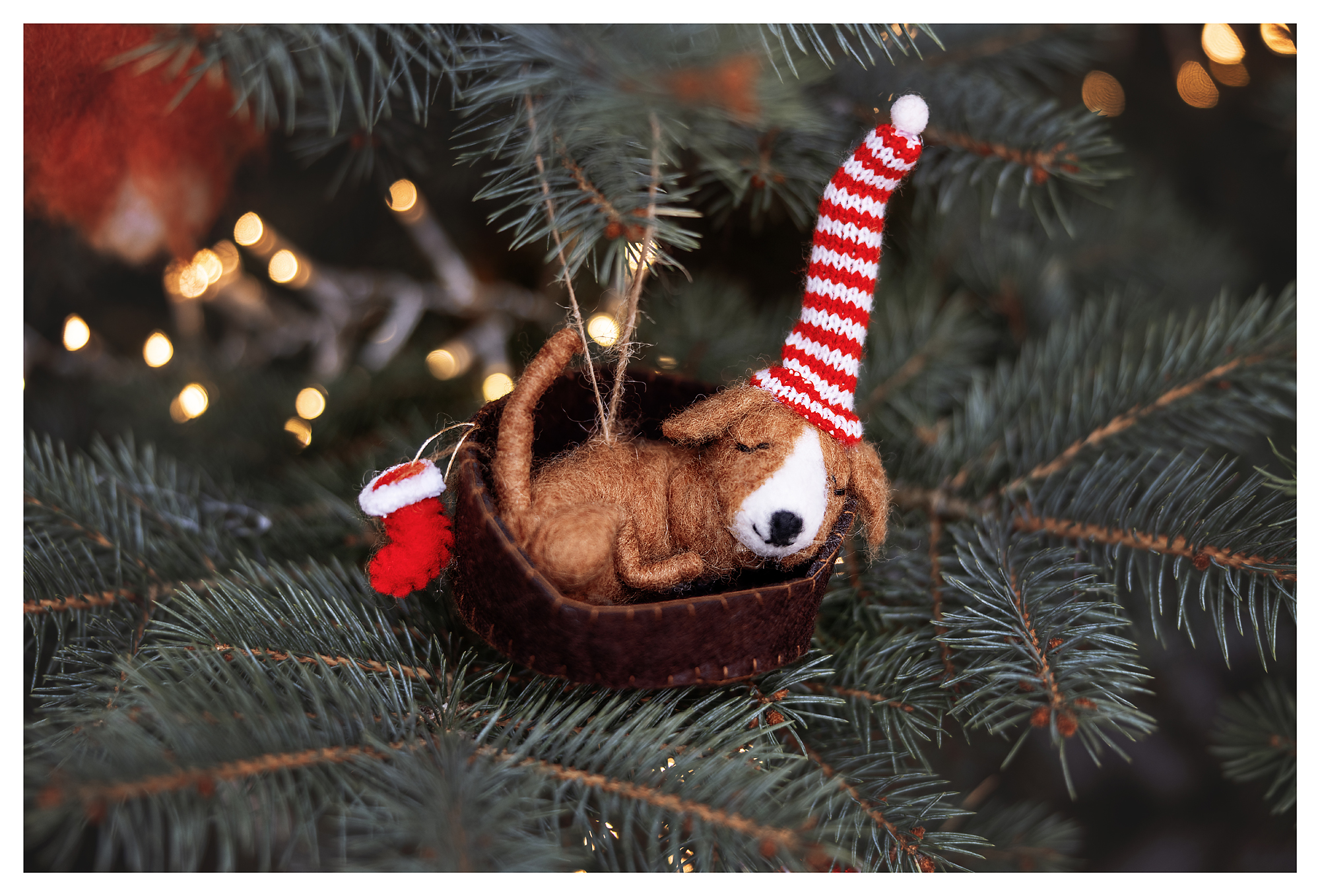 Šuniukas guolyje - kalėdinis eglutės žaisliukas