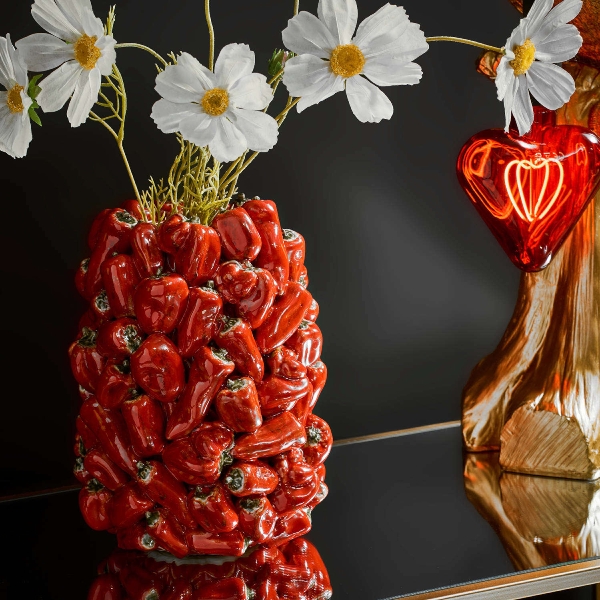 Keraminė vaza raudonos paprikos