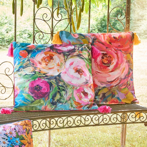 Lauko pagalvėlė Flowers rožiniais kutais