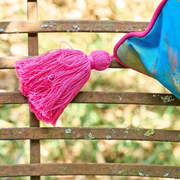 Lauko pagalvėlė Flowers rožiniais kutais