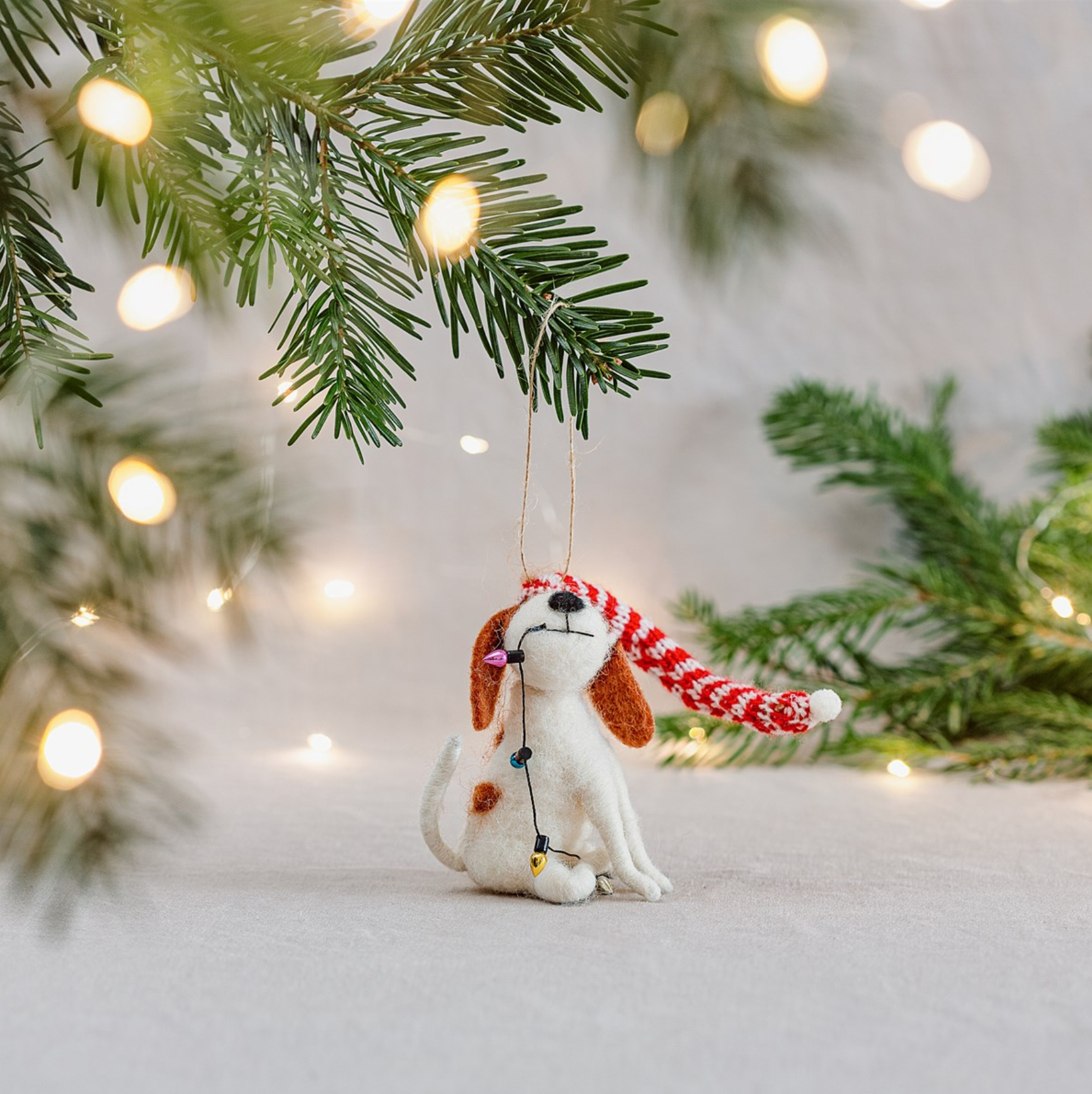 Šuniukas su girlianda - kalėdinis eglutės žaisliukas