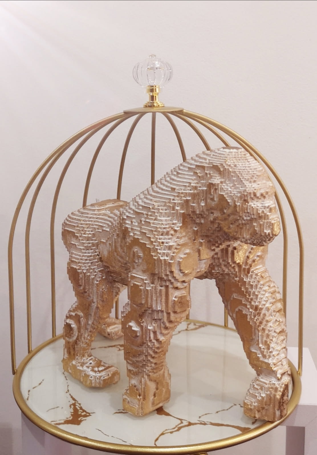 Sculpture de gorille en cage