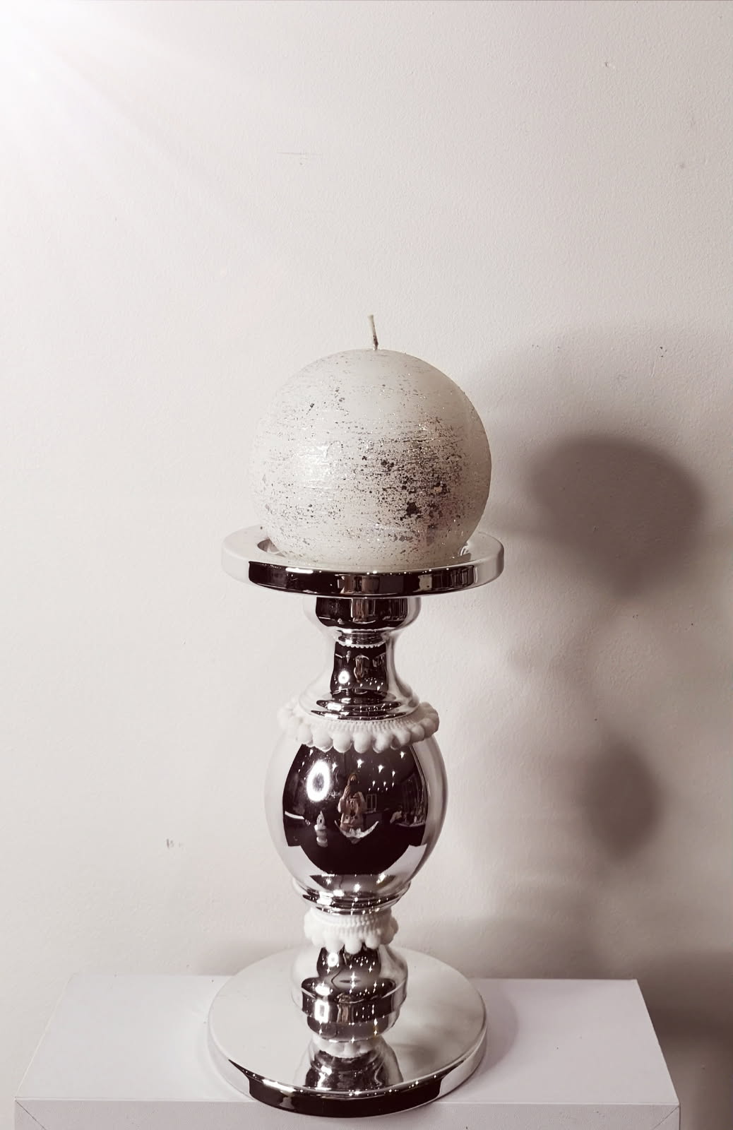 Bougeoir argenté avec bougie blanche