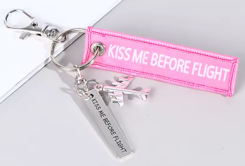 Porte-clés avec texte KISS ME BEFORE FLIGHT