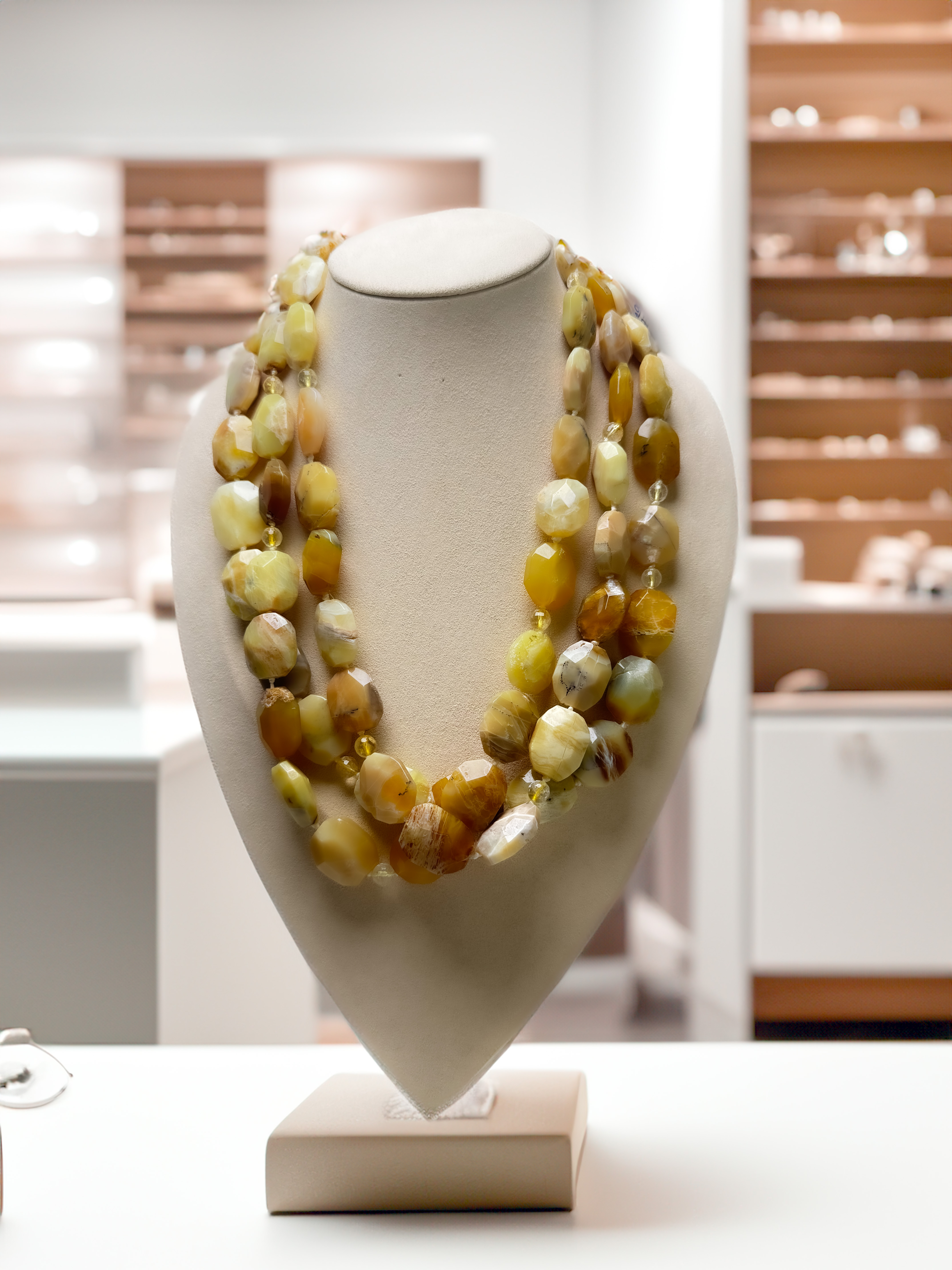 Collar de ópalo amarillo de España