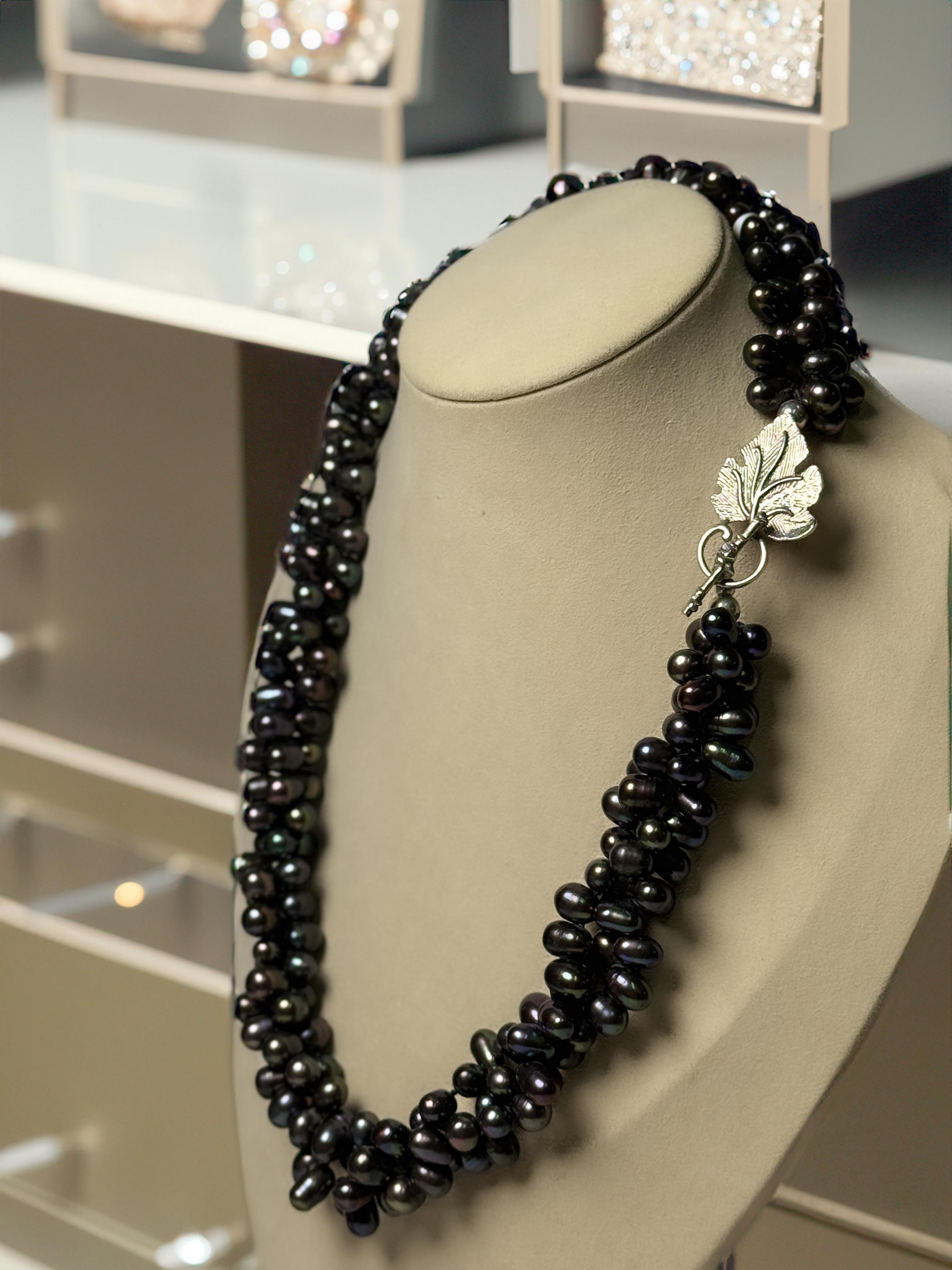 Collar de perlas negras