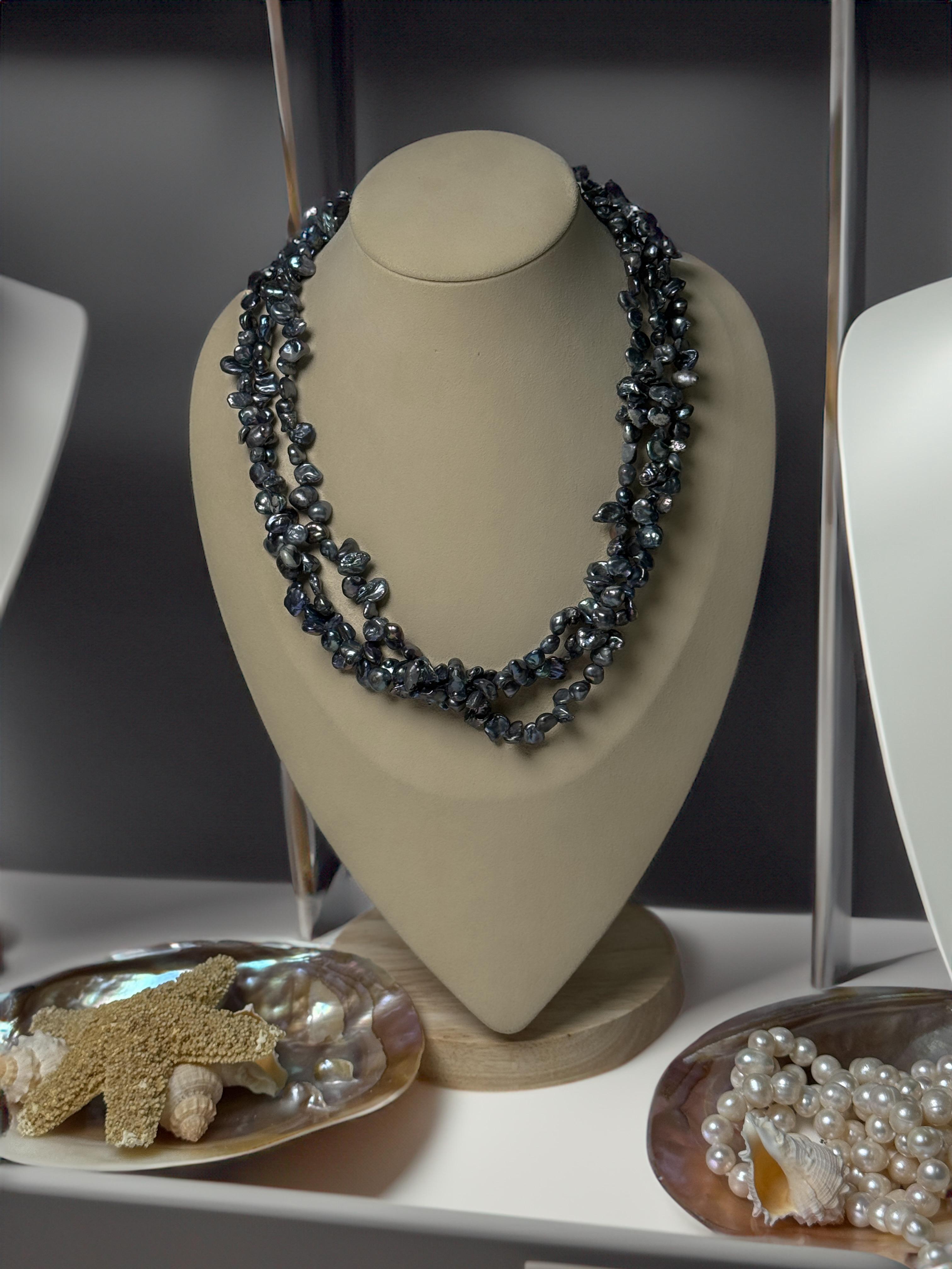 Collar multihilos de perla de forma libre tipo hojuela