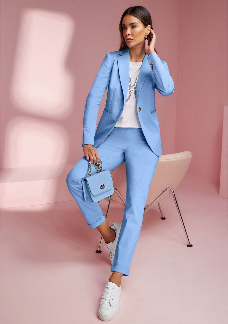Hellblauer Damenanzug