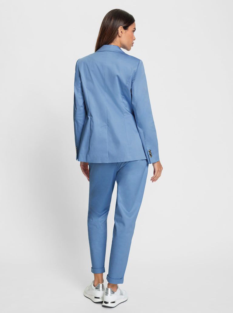 Hellblauer Damenanzug