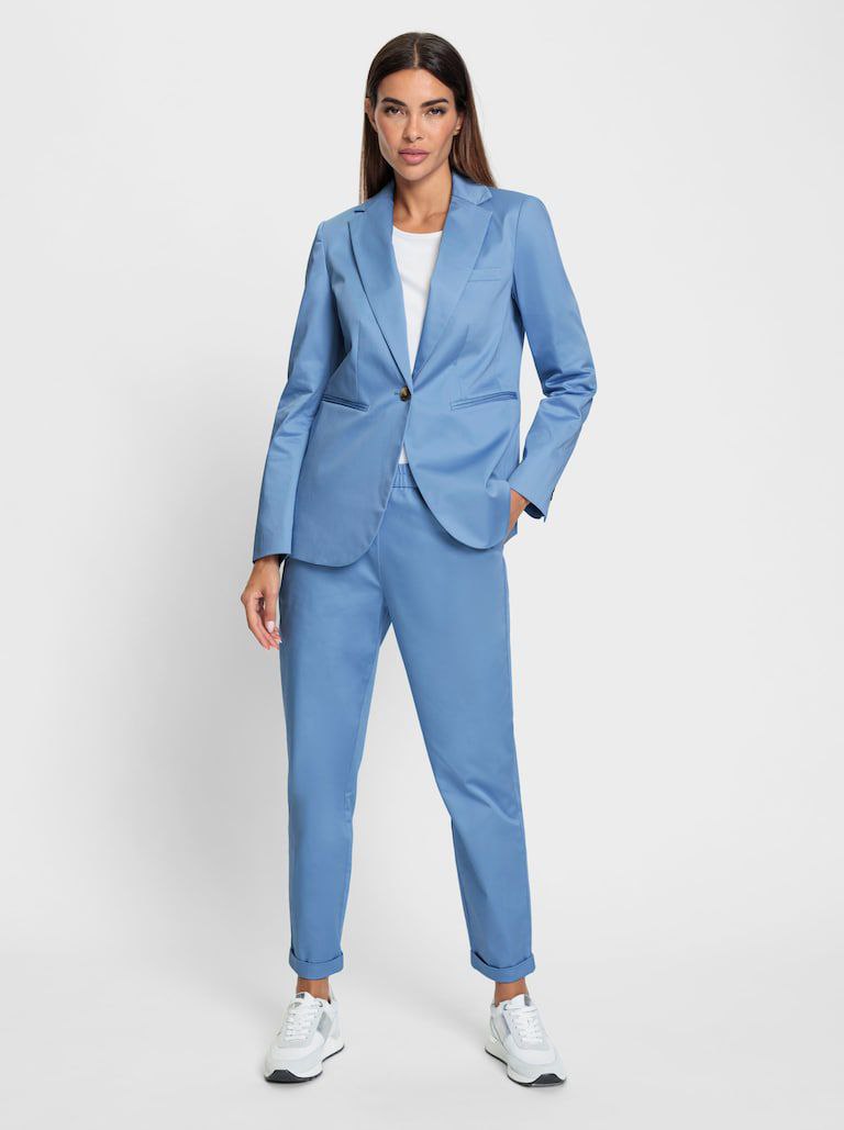Hellblauer Damenanzug