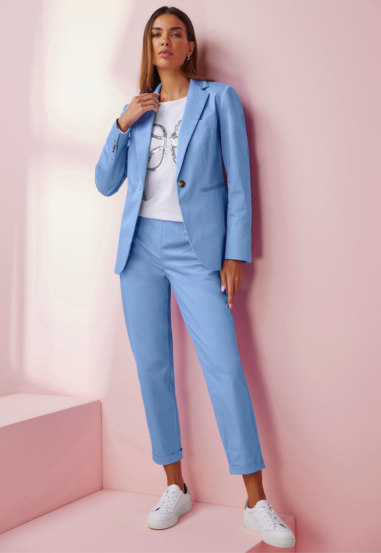 Hellblauer Damenanzug